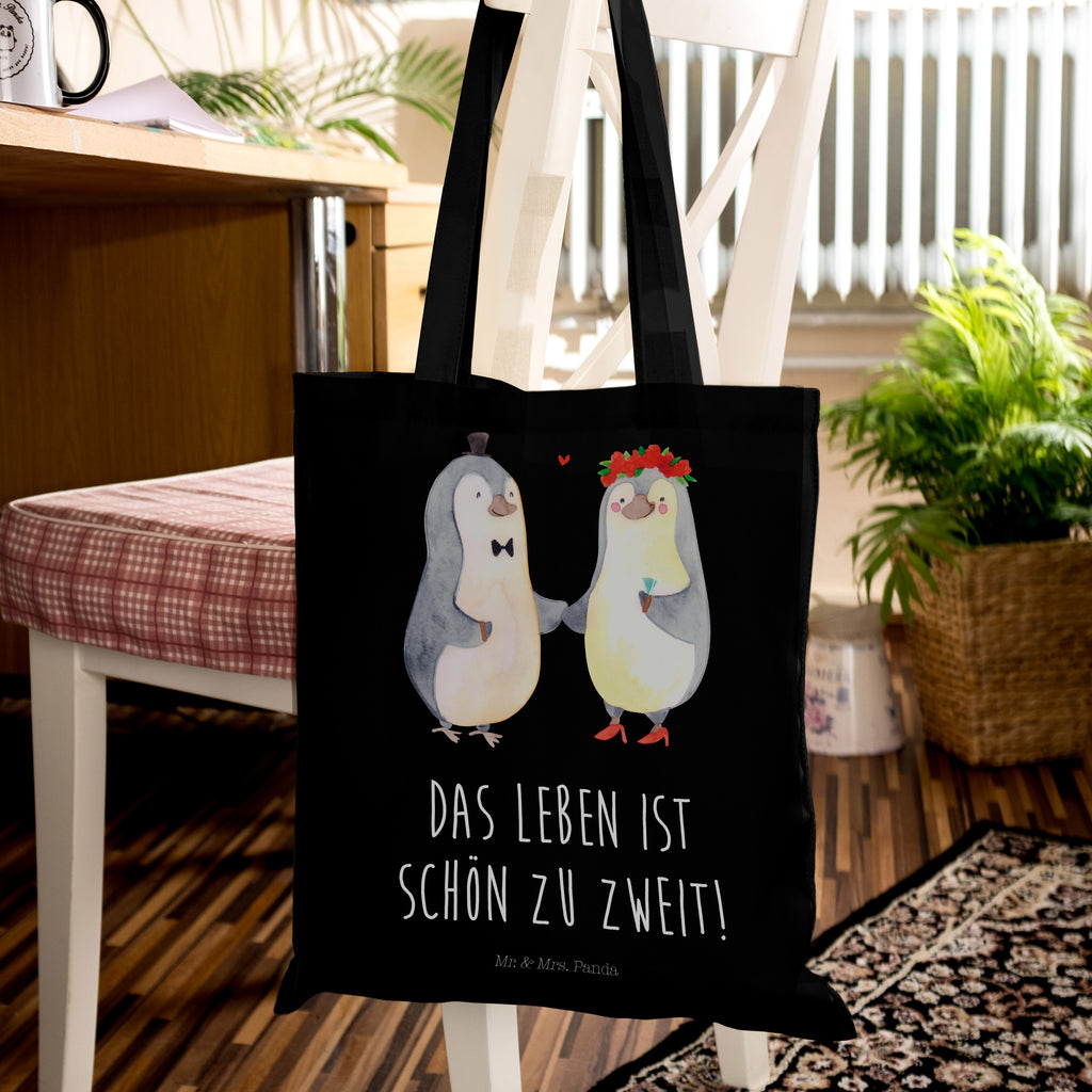 Tragetasche Pinguin Heirat Beuteltasche, Beutel, Einkaufstasche, Jutebeutel, Stoffbeutel, Tasche, Shopper, Umhängetasche, Strandtasche, Schultertasche, Stofftasche, Tragetasche, Badetasche, Jutetasche, Einkaufstüte, Laptoptasche, Liebe, Partner, Freund, Freundin, Ehemann, Ehefrau, Heiraten, Verlobung, Heiratsantrag, Liebesgeschenk, Jahrestag, Hocheitstag