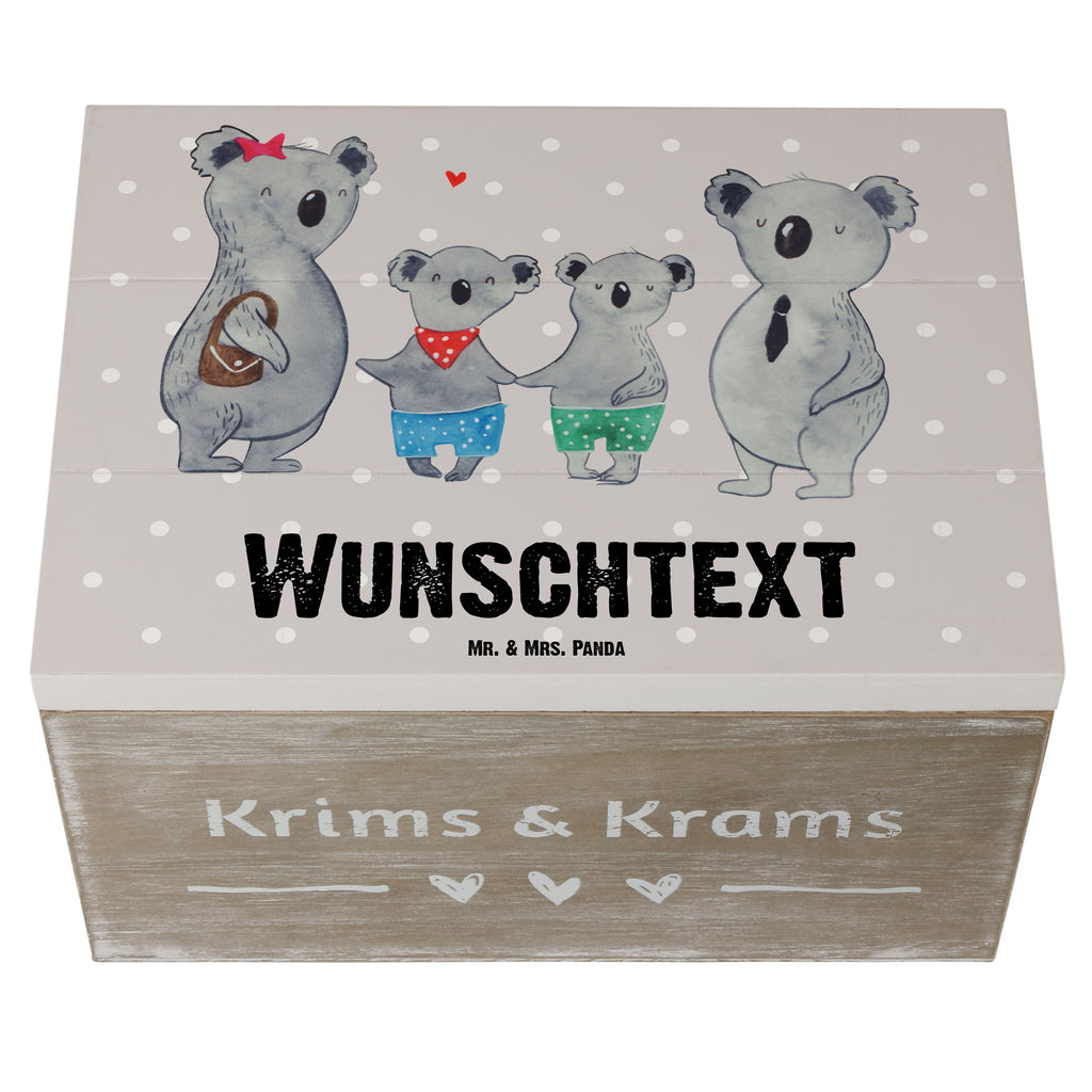 Personalisierte Holzkiste Koala Familie zwei Holzkiste mit Namen, Kiste mit Namen, Schatzkiste mit Namen, Truhe mit Namen, Schatulle mit Namen, Erinnerungsbox mit Namen, Erinnerungskiste, mit Namen, Dekokiste mit Namen, Aufbewahrungsbox mit Namen, Holzkiste Personalisiert, Kiste Personalisiert, Schatzkiste Personalisiert, Truhe Personalisiert, Schatulle Personalisiert, Erinnerungsbox Personalisiert, Erinnerungskiste Personalisiert, Dekokiste Personalisiert, Aufbewahrungsbox Personalisiert, Geschenkbox personalisiert, GEschenkdose personalisiert, Familie, Vatertag, Muttertag, Bruder, Schwester, Mama, Papa, Oma, Opa, Koala, Koalabär, beste Familie, Familienzeit, Familienleben, Koalafamilie, Lieblingsfamilie