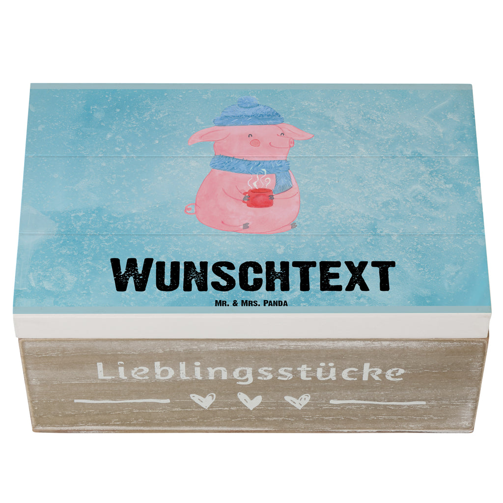 Personalisierte Holzkiste Schweinchen Glühwein Holzkiste mit Namen, Kiste mit Namen, Schatzkiste mit Namen, Truhe mit Namen, Schatulle mit Namen, Erinnerungsbox mit Namen, Erinnerungskiste, mit Namen, Dekokiste mit Namen, Aufbewahrungsbox mit Namen, Holzkiste Personalisiert, Kiste Personalisiert, Schatzkiste Personalisiert, Truhe Personalisiert, Schatulle Personalisiert, Erinnerungsbox Personalisiert, Erinnerungskiste Personalisiert, Dekokiste Personalisiert, Aufbewahrungsbox Personalisiert, Geschenkbox personalisiert, GEschenkdose personalisiert, Winter, Weihnachten, Weihnachtsdeko, Nikolaus, Advent, Heiligabend, Wintermotiv, Glühwein, Betrunken, Weihnachtsmarkt, Spruch