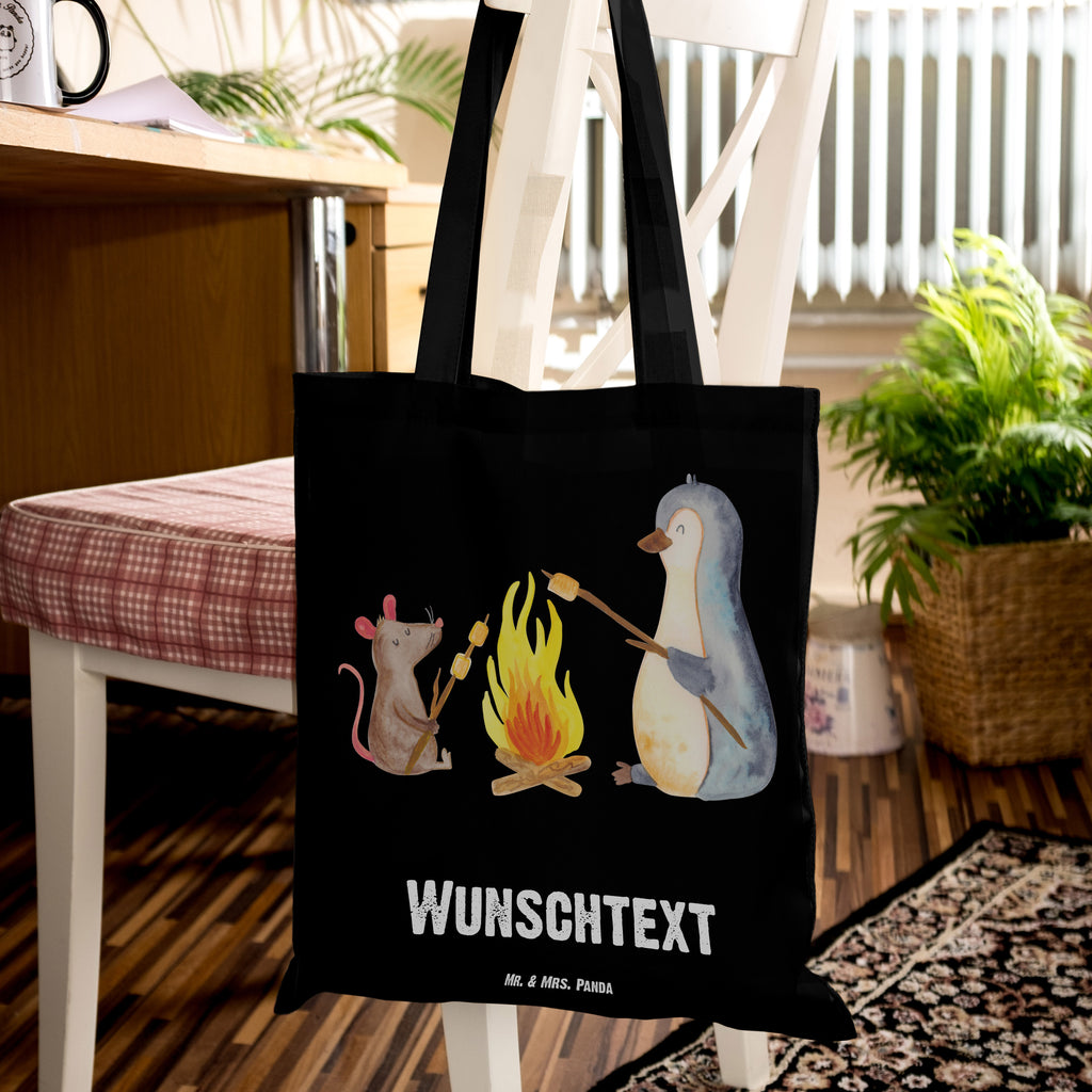 Personalisierte Tragetasche Pinguin Lagerfeuer Personalisierte Beuteltasche, Personalisierter Beutel, Personalisierte Einkaufstasche, Personalisierter Jutebeutel, Personalisierter Stoffbeutel, Tragetasche mit Namen, Einkaufstasche mit Namen, Stoffbeutel mit Namen, Personalisierte Tasche, Personalisierte Jutetasche, Personalisierte Kindergartentasche, Pinguin, Maus, Pinguine, Lagerfeuer, Leben, Arbeit, Job, Motivation, Büro, Büroalltag, Lebensspruch, Lebensmotivation, Neustart, Liebe, grillen, Feuer, Marshmallows