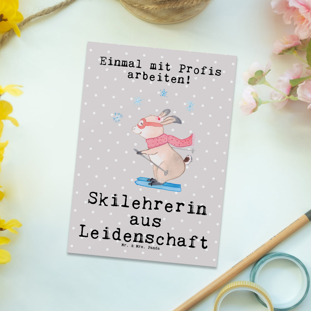 Postkarte Skilehrerin aus Leidenschaft Postkarte, Karte, Geschenkkarte, Grußkarte, Einladung, Ansichtskarte, Geburtstagskarte, Einladungskarte, Dankeskarte, Ansichtskarten, Einladung Geburtstag, Einladungskarten Geburtstag, Beruf, Ausbildung, Jubiläum, Abschied, Rente, Kollege, Kollegin, Geschenk, Schenken, Arbeitskollege, Mitarbeiter, Firma, Danke, Dankeschön