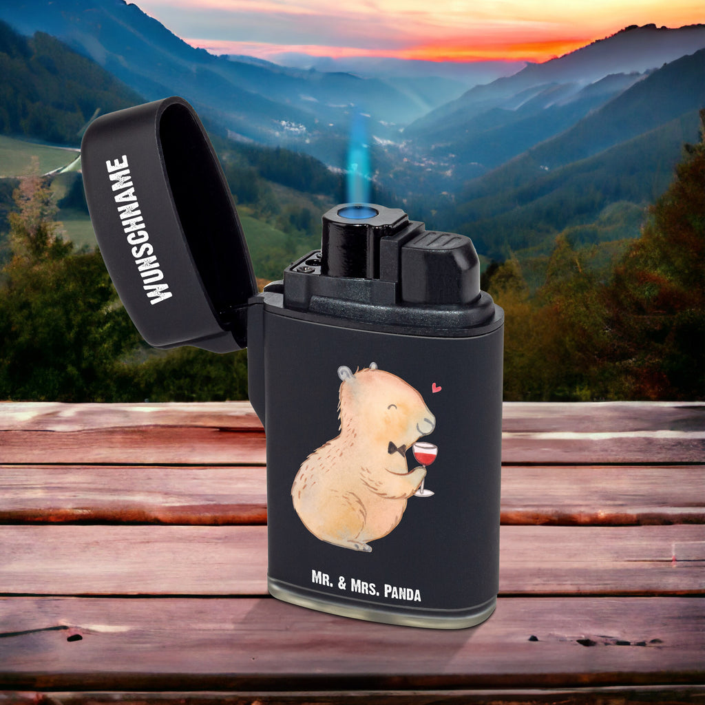 Personalisiertes Feuerzeug Capybara Wein Personalisiertes Feuerzeug, Personalisiertes Gas-Feuerzeug, Personalisiertes Sturmfeuerzeug, Tiermotive, Gute Laune, lustige Sprüche, Tiere, Capybara Weinflasche, Weinliebhaber Geschenk, Capybara Zeichnung, Adrette Tiere, Panda Handzeichnung, Weintrinkendes Nagetier, Capybara Kunstwerk, Geschenk für Weinkenner, Stilvolles Capybara, Heiterer Capybara, Liebe zum Wein Spruch, Wein Spaßbild, Handgezeichnetes Capybara