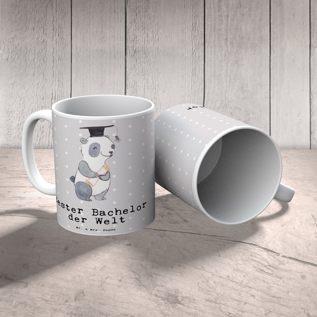 Tasse Panda Bester Bachelor der Welt Tasse, Kaffeetasse, Teetasse, Becher, Kaffeebecher, Teebecher, Keramiktasse, Porzellantasse, Büro Tasse, Geschenk Tasse, Tasse Sprüche, Tasse Motive, Kaffeetassen, Tasse bedrucken, Designer Tasse, Cappuccino Tassen, Schöne Teetassen, für, Dankeschön, Geschenk, Schenken, Geburtstag, Geburtstagsgeschenk, Geschenkidee, Danke, Bedanken, Mitbringsel, Freude machen, Geschenktipp, Bachelor, Student, Studium, Sohn, Spaß, Musterschüler, lustig, Studienabschluss, witzig, Universität, Abschluss, Alumni, Uni, Studenten, Hochschule