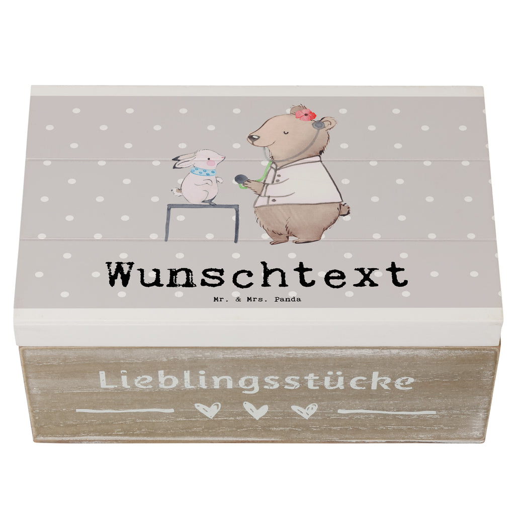 Personalisierte Holzkiste Tierärztin Herz Holzkiste mit Namen, Kiste mit Namen, Schatzkiste mit Namen, Truhe mit Namen, Schatulle mit Namen, Erinnerungsbox mit Namen, Erinnerungskiste, mit Namen, Dekokiste mit Namen, Aufbewahrungsbox mit Namen, Holzkiste Personalisiert, Kiste Personalisiert, Schatzkiste Personalisiert, Truhe Personalisiert, Schatulle Personalisiert, Erinnerungsbox Personalisiert, Erinnerungskiste Personalisiert, Dekokiste Personalisiert, Aufbewahrungsbox Personalisiert, Geschenkbox personalisiert, GEschenkdose personalisiert, Beruf, Ausbildung, Jubiläum, Abschied, Rente, Kollege, Kollegin, Geschenk, Schenken, Arbeitskollege, Mitarbeiter, Firma, Danke, Dankeschön