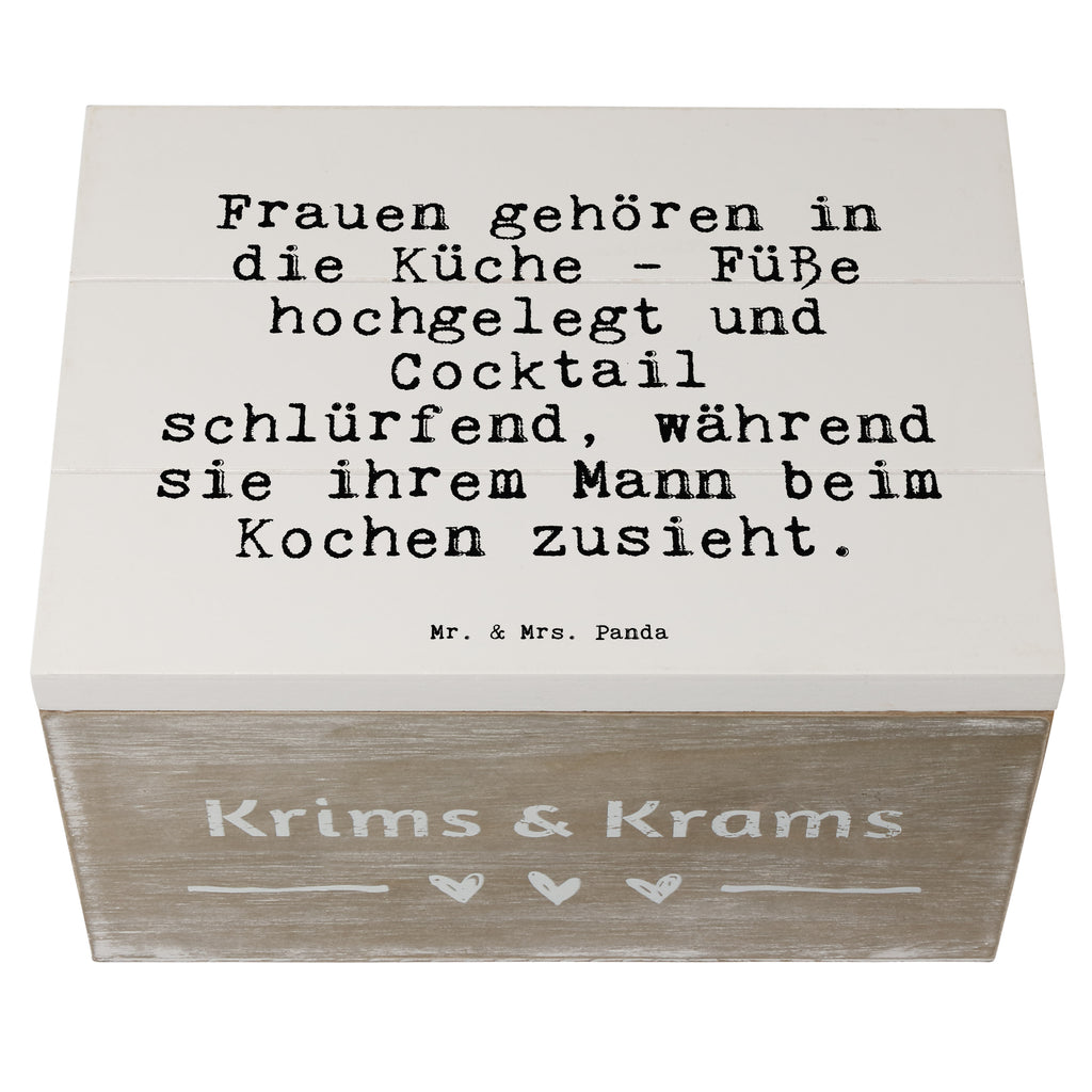 Holzkiste Sprüche und Zitate Frauen gehören in die Küche - Füße hochgelegt und Cocktail schlürfend, während sie ihrem Mann beim Kochen zusieht. Holzkiste, Kiste, Schatzkiste, Truhe, Schatulle, XXL, Erinnerungsbox, Erinnerungskiste, Dekokiste, Aufbewahrungsbox, Geschenkbox, Geschenkdose, Spruch, Sprüche, lustige Sprüche, Weisheiten, Zitate, Spruch Geschenke, Spruch Sprüche Weisheiten Zitate Lustig Weisheit Worte