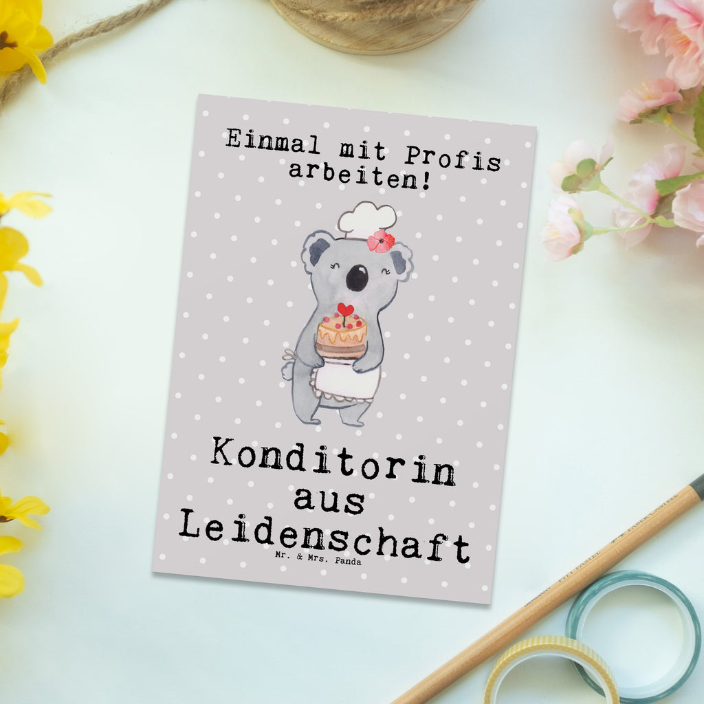 Postkarte Konditorin aus Leidenschaft Postkarte, Karte, Geschenkkarte, Grußkarte, Einladung, Ansichtskarte, Geburtstagskarte, Einladungskarte, Dankeskarte, Ansichtskarten, Einladung Geburtstag, Einladungskarten Geburtstag, Beruf, Ausbildung, Jubiläum, Abschied, Rente, Kollege, Kollegin, Geschenk, Schenken, Arbeitskollege, Mitarbeiter, Firma, Danke, Dankeschön, Konditorin, Kuchenbäckerin, Patissierin, Confiseurin, Bäckerin