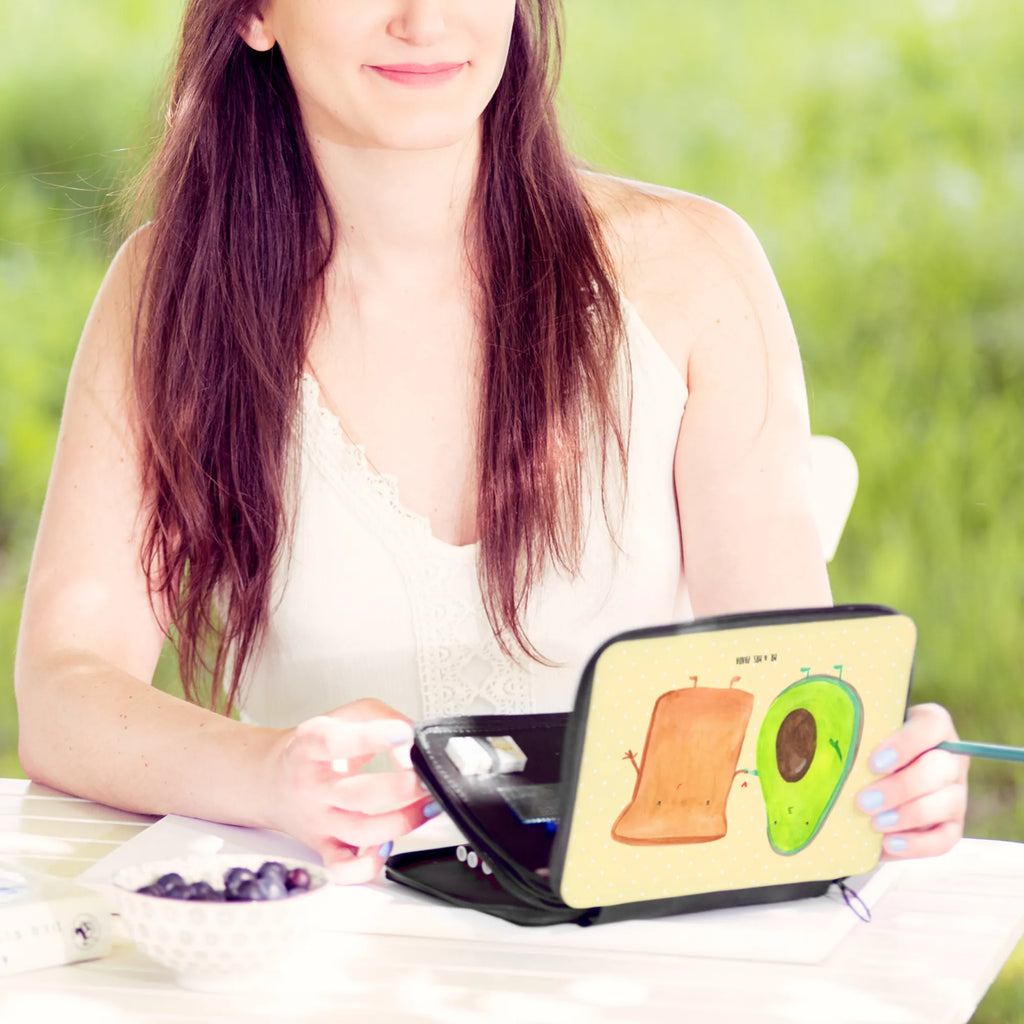 Federmappe Avocado Toast Federmappe, Stiftetasche, Stifte Etui, Schule, Einschulung, Geschenk, Kind, Schüler, Schülerin, Stifterolle, Federmäppchen, Motiv, Grundschule, Federmäppchen bedruckt, Büro Stifte Etui, Bestückte Federmappe, Kinder Federmappe, Federmappe Einschulung, Avocado, Veggie, Vegan, Gesund, Toast, Toastbrot, Liebespaar, Pärchen, Freund, Freundin, Verlobt, Verlobungsparty, Hochzeit, Hochzeitsgeschenk, Jahrestag, Jahrestagsgeschenk