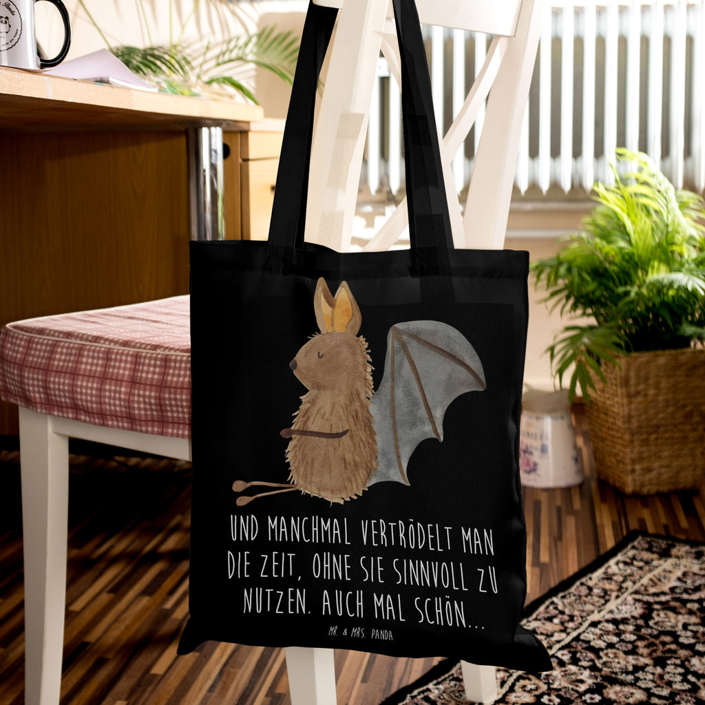 Tragetasche Fledermaus sitzend Beuteltasche, Beutel, Einkaufstasche, Jutebeutel, Stoffbeutel, Tasche, Shopper, Umhängetasche, Strandtasche, Schultertasche, Stofftasche, Tragetasche, Badetasche, Jutetasche, Einkaufstüte, Laptoptasche, Tiermotive, Gute Laune, lustige Sprüche, Tiere, Fledermaus, Fledermäuse, Motivation, entspannen