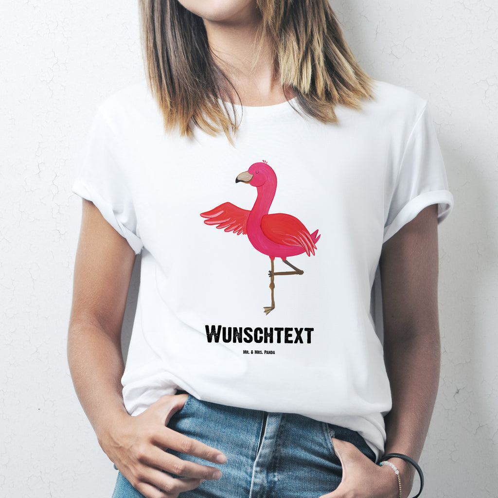 Personalisiertes T-Shirt Flamingo Yoga T-Shirt Personalisiert, T-Shirt mit Namen, T-Shirt mit Aufruck, Männer, Frauen, Wunschtext, Bedrucken, Flamingo, Vogel, Yoga, Namaste, Achtsamkeit, Yoga-Übung, Entspannung, Ärger, Aufregen, Tiefenentspannung