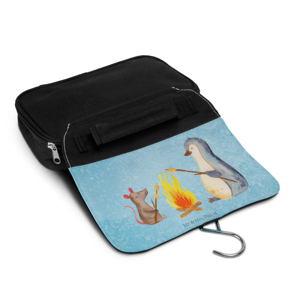 Kulturbeutel Pinguin Lagerfeuer Kulturbeutel, Zum Aufhängen, Waschtasche, Kosmetiktasche, Damen, Herren, Aufbewahrungstasche, Schminktasche, Kosmetikbeutel, Organizer, Kulturtasche, Schminkutensil, Pinguin, Maus, Pinguine, Lagerfeuer, Leben, Arbeit, Job, Motivation, Büro, Büroalltag, Lebensspruch, Lebensmotivation, Neustart, Liebe, grillen, Feuer, Marshmallows