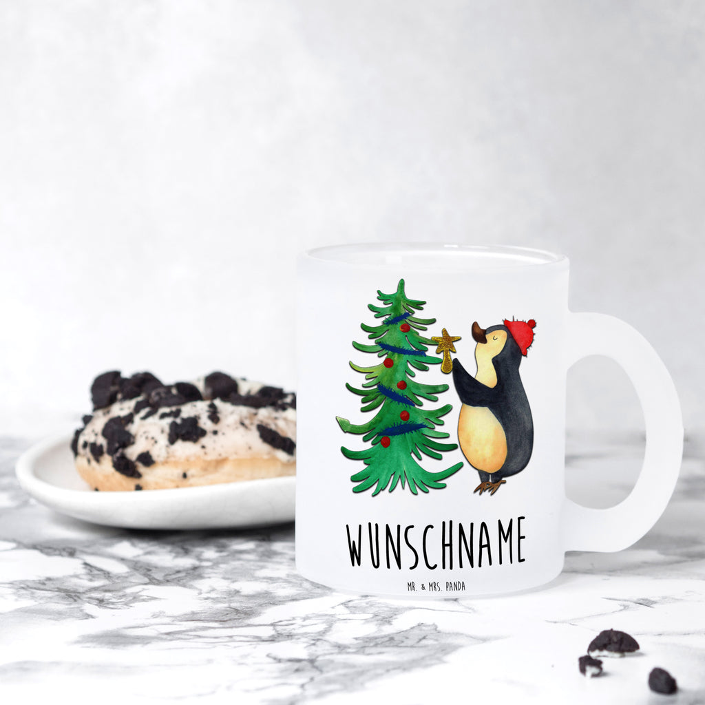 Personalisierte Teetasse Pinguin Weihnachtsbaum Personalisierte Teetasse, Personalisiertes Teeglas, Personalisierter Teebecher, Personalisierte Glas Teetasse, Personalisierte Teetasse aus Glas, Teetasse mit Namen, Teeglas mit Namen, Teebecher mit Namen, Glas Teetasse mit Namen, Teetasse aus Glas mit Namen, Teetasse Wunschname, Teetasse selbst gestalten., Winter, Weihnachten, Weihnachtsdeko, Nikolaus, Advent, Heiligabend, Wintermotiv, Pinguin