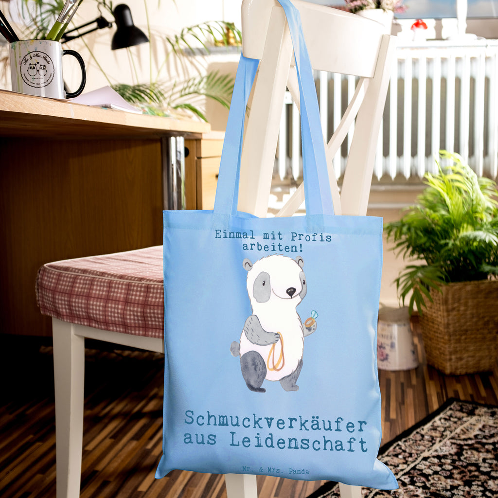 Tragetasche Schmuckverkäufer aus Leidenschaft Beuteltasche, Beutel, Einkaufstasche, Jutebeutel, Stoffbeutel, Tasche, Shopper, Umhängetasche, Strandtasche, Schultertasche, Stofftasche, Tragetasche, Badetasche, Jutetasche, Einkaufstüte, Laptoptasche, Beruf, Ausbildung, Jubiläum, Abschied, Rente, Kollege, Kollegin, Geschenk, Schenken, Arbeitskollege, Mitarbeiter, Firma, Danke, Dankeschön, Schmuckverkäufer, Juwelier, Goldschmied, Schmied, Schmuckwarenhändler, Schmuckgeschäft, Eröffnung