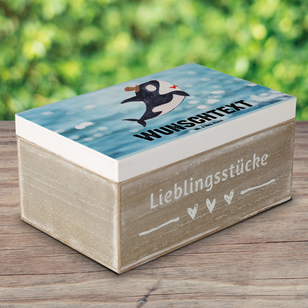 Personalisierte Holzkiste Orca Zylinder Holzkiste mit Namen, Kiste mit Namen, Schatzkiste mit Namen, Truhe mit Namen, Schatulle mit Namen, Erinnerungsbox mit Namen, Erinnerungskiste, mit Namen, Dekokiste mit Namen, Aufbewahrungsbox mit Namen, Holzkiste Personalisiert, Kiste Personalisiert, Schatzkiste Personalisiert, Truhe Personalisiert, Schatulle Personalisiert, Erinnerungsbox Personalisiert, Erinnerungskiste Personalisiert, Dekokiste Personalisiert, Aufbewahrungsbox Personalisiert, Geschenkbox personalisiert, GEschenkdose personalisiert, Meerestiere, Meer, Urlaub, Narwal, Glitter, Konfetti, Glitzer, Geburtstag, Feier, Fete, Fest, Glückwunsch, Orca