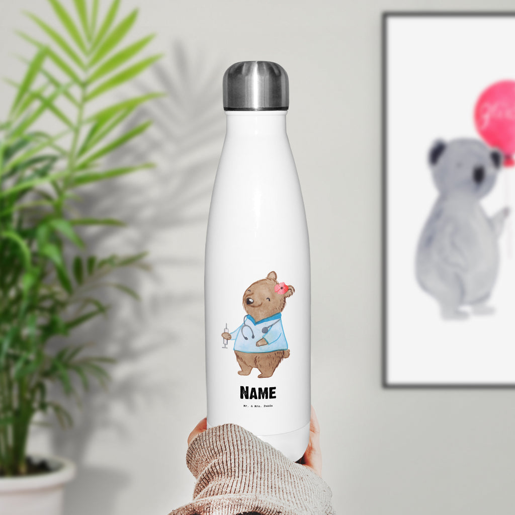 Personalisierte Thermosflasche Krankenpflegehelferin mit Herz Personalisierte Isolierflasche, Personalisierte Thermoflasche, Personalisierte Trinkflasche, Trinkflasche Mit Namen, Wunschname, Bedrucken, Namensflasche, Beruf, Ausbildung, Jubiläum, Abschied, Rente, Kollege, Kollegin, Geschenk, Schenken, Arbeitskollege, Mitarbeiter, Firma, Danke, Dankeschön, Krankenpflegehelferin, Pflegehelferin, Pflegekraft