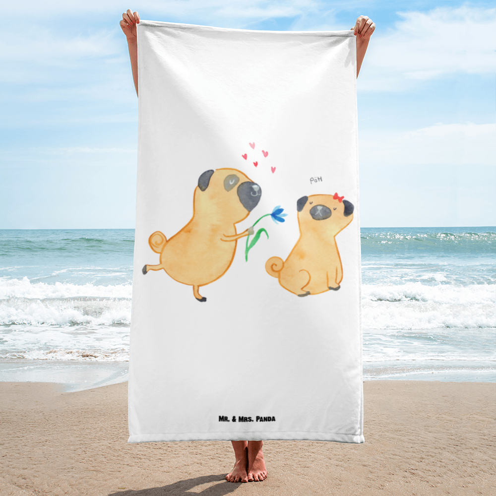 XL Badehandtuch Mops verliebt Handtuch, Badetuch, Duschtuch, Strandtuch, Saunatuch, Hund, Hundemotiv, Haustier, Hunderasse, Tierliebhaber, Hundebesitzer, Sprüche, Mops, Möpse, Hundeliebe, verliebt, Liebe, Liebesspruch. Verlobt, Geschenk Freund, Partner