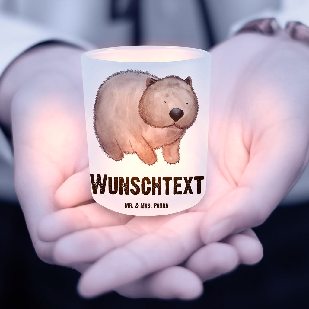 Personalisiertes Windlicht Wombat Personalisiertes Windlicht, Personalisiertes Windlicht Glas, Personalisiertes Teelichtglas, Personalisierter Teelichthalter, Personalisiertes Kerzenglas, Personalisierte Kerze, Personalisiertes Teelicht, Windlicht mit Namen, Windlicht Glas mit Namen, Teelichtglas mit Namen, Teelichthalter mit Namen, Teelichter mit Namen, Kerzenglas mit Namen, Kerze mit Namen, Teelicht mit Namen, Namenspersonalisierung, Name, selbst gestalten, Wunschtext, Bedrucken, Tiermotive, Gute Laune, lustige Sprüche, Tiere, Wombat, Das Leben ist schön, Motivation, Spruch, Australien