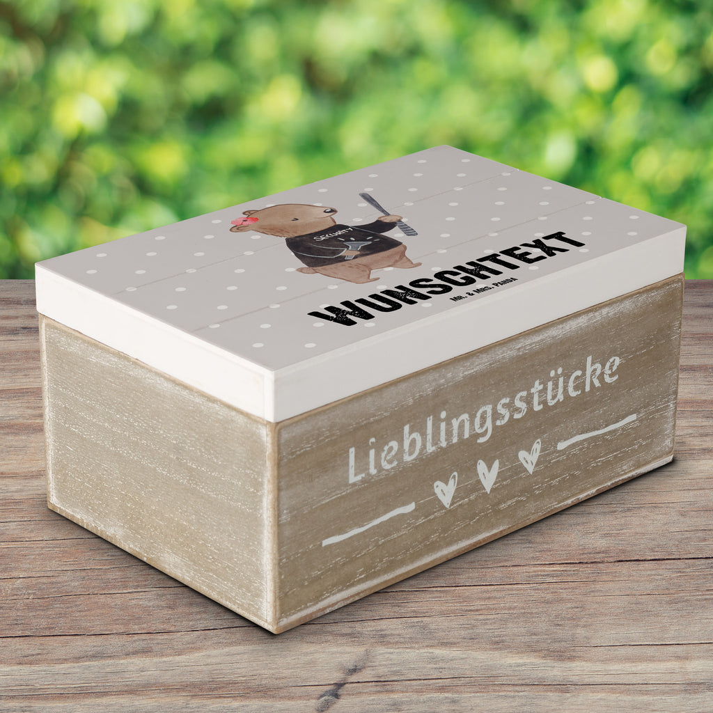 Personalisierte Holzkiste Security Mitarbeiterin mit Herz Holzkiste mit Namen, Kiste mit Namen, Schatzkiste mit Namen, Truhe mit Namen, Schatulle mit Namen, Erinnerungsbox mit Namen, Erinnerungskiste, mit Namen, Dekokiste mit Namen, Aufbewahrungsbox mit Namen, Holzkiste Personalisiert, Kiste Personalisiert, Schatzkiste Personalisiert, Truhe Personalisiert, Schatulle Personalisiert, Erinnerungsbox Personalisiert, Erinnerungskiste Personalisiert, Dekokiste Personalisiert, Aufbewahrungsbox Personalisiert, Geschenkbox personalisiert, GEschenkdose personalisiert, Beruf, Ausbildung, Jubiläum, Abschied, Rente, Kollege, Kollegin, Geschenk, Schenken, Arbeitskollege, Mitarbeiter, Firma, Danke, Dankeschön