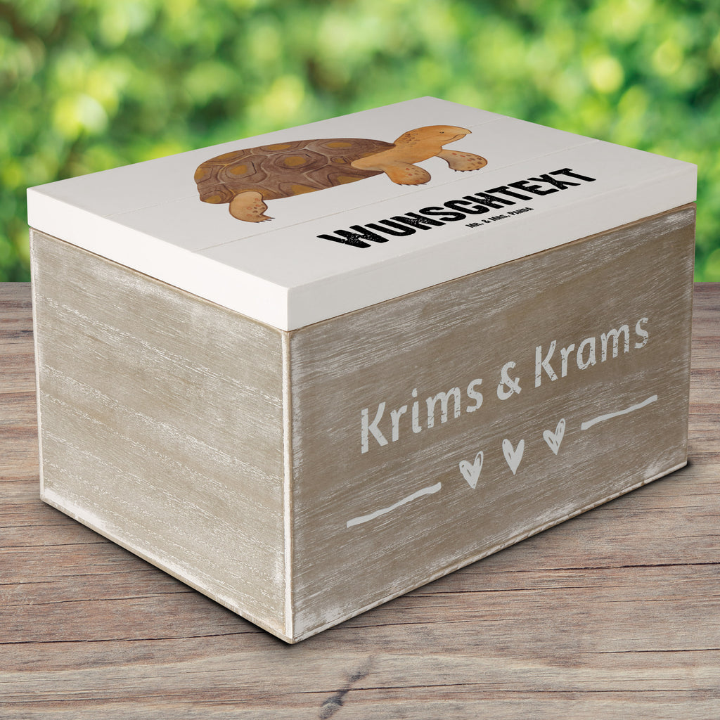 Personalisierte Holzkiste Schildkröte marschiert Holzkiste mit Namen, Kiste mit Namen, Schatzkiste mit Namen, Truhe mit Namen, Schatulle mit Namen, Erinnerungsbox mit Namen, Erinnerungskiste, mit Namen, Dekokiste mit Namen, Aufbewahrungsbox mit Namen, Holzkiste Personalisiert, Kiste Personalisiert, Schatzkiste Personalisiert, Truhe Personalisiert, Schatulle Personalisiert, Erinnerungsbox Personalisiert, Erinnerungskiste Personalisiert, Dekokiste Personalisiert, Aufbewahrungsbox Personalisiert, Geschenkbox personalisiert, GEschenkdose personalisiert, Meerestiere, Meer, Urlaub, Schildkröte, Schildkröten, get lost, Abenteuer, Reiselust, Inspiration, Neustart, Motivation, Lieblingsmensch