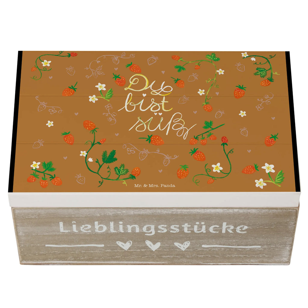 Holzkiste Erdbeeren Süß Holzkiste, Kiste, Schatzkiste, Truhe, Schatulle, XXL, Erinnerungsbox, Erinnerungskiste, Dekokiste, Aufbewahrungsbox, Geschenkbox, Geschenkdose, Blumen Deko, Frühlings Deko, Sommer Deko, Dekoration, positive Botschaft, Naturliebhaber, Outdoor, Natur, Abenteuer, Erdbeere, süß, Du bist süß, Liebe Spruch, Liebe Zitat, Kompliment, Geschenk Freundin, Jahrestag, Geschenk Partner, Deko