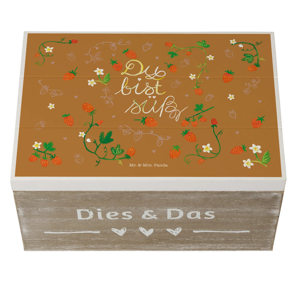 Holzkiste Erdbeeren Süß Holzkiste, Kiste, Schatzkiste, Truhe, Schatulle, XXL, Erinnerungsbox, Erinnerungskiste, Dekokiste, Aufbewahrungsbox, Geschenkbox, Geschenkdose, Blumen Deko, Frühlings Deko, Sommer Deko, Dekoration, positive Botschaft, Naturliebhaber, Outdoor, Natur, Abenteuer, Erdbeere, süß, Du bist süß, Liebe Spruch, Liebe Zitat, Kompliment, Geschenk Freundin, Jahrestag, Geschenk Partner, Deko