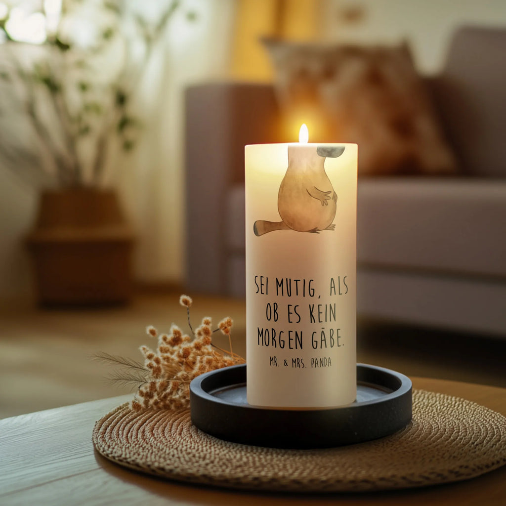 Candle platypus courage Kerze, Taufkerze, Kommunionskerze, Geburtstagskerze, Geschenk Kerze, Taufgeschenk Kerze, Kerze mit Druck, Besondere Kerze, Geschenkidee Kerze, Kerze für Kommunion, Geburtstag Kerze, Kommunion Kerze, Meerestiere, Meer, Urlaub, Schnabeltier, Mut, mutig, Lebensweisheit, Schnabeltiere, Motivation, Training, Büro, Arbeit, Neuanfang, Neustart, Weltreise, Raodtrip