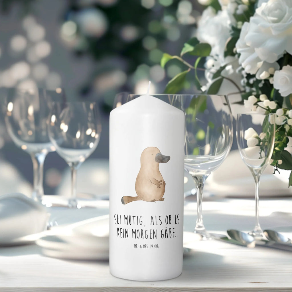 Candle platypus courage Kerze, Taufkerze, Kommunionskerze, Geburtstagskerze, Geschenk Kerze, Taufgeschenk Kerze, Kerze mit Druck, Besondere Kerze, Geschenkidee Kerze, Kerze für Kommunion, Geburtstag Kerze, Kommunion Kerze, Meerestiere, Meer, Urlaub, Schnabeltier, Mut, mutig, Lebensweisheit, Schnabeltiere, Motivation, Training, Büro, Arbeit, Neuanfang, Neustart, Weltreise, Raodtrip