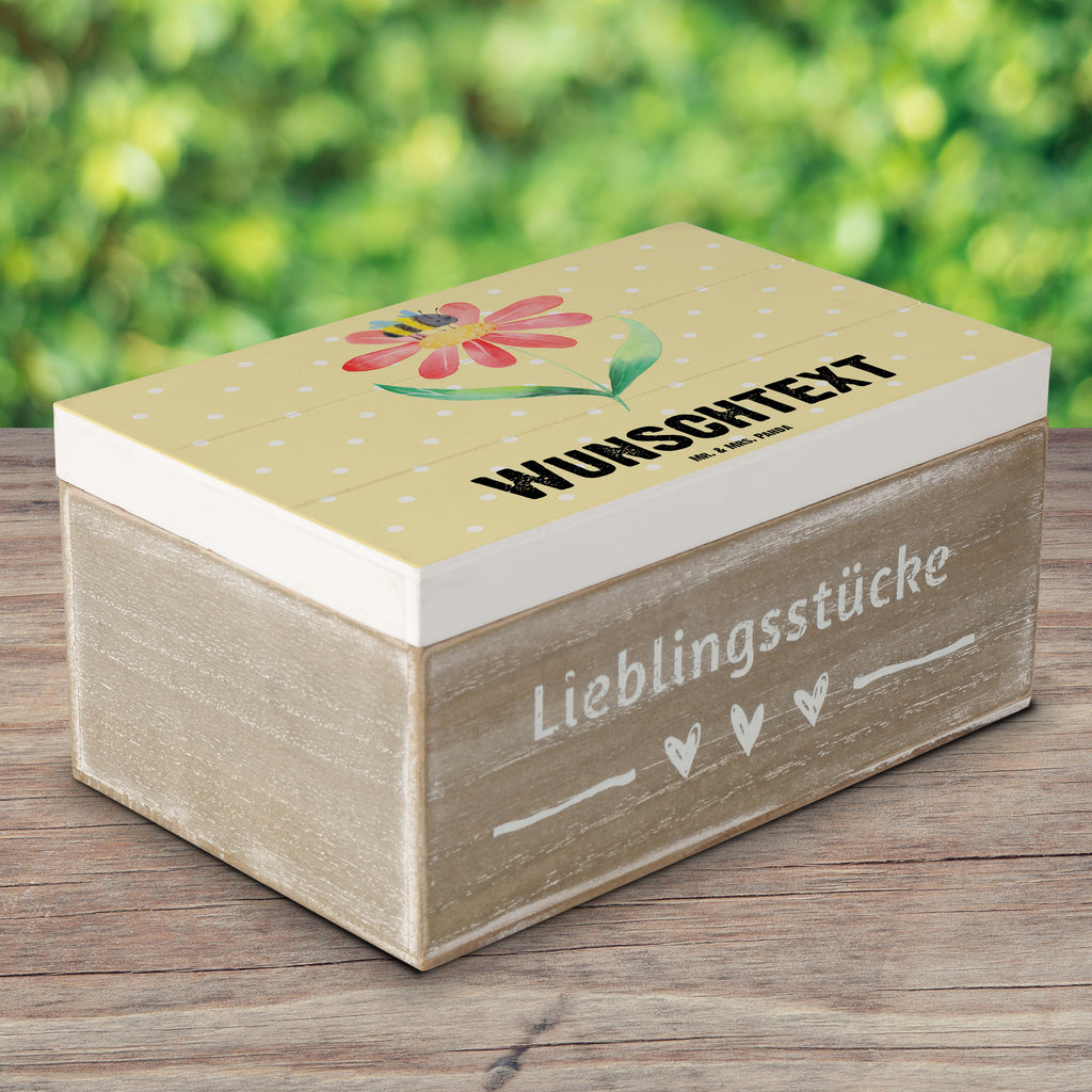 Personalisierte Holzkiste Hummel Blume Holzkiste mit Namen, Kiste mit Namen, Schatzkiste mit Namen, Truhe mit Namen, Schatulle mit Namen, Erinnerungsbox mit Namen, Erinnerungskiste, mit Namen, Dekokiste mit Namen, Aufbewahrungsbox mit Namen, Holzkiste Personalisiert, Kiste Personalisiert, Schatzkiste Personalisiert, Truhe Personalisiert, Schatulle Personalisiert, Erinnerungsbox Personalisiert, Erinnerungskiste Personalisiert, Dekokiste Personalisiert, Aufbewahrungsbox Personalisiert, Geschenkbox personalisiert, GEschenkdose personalisiert, Tiermotive, Gute Laune, lustige Sprüche, Tiere, Hummel, Blume, Wespe, Flauschig, Natur, Feld, Hummeln, Biene