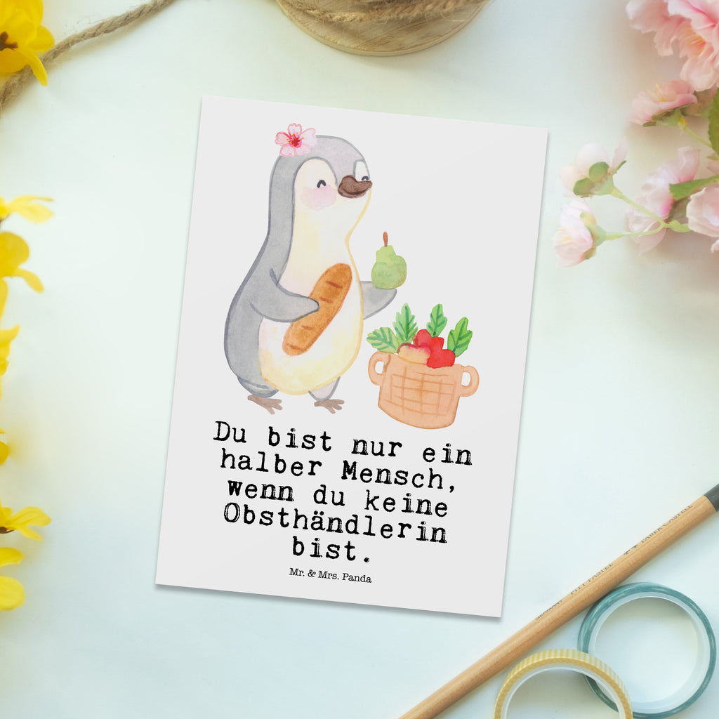 Postkarte Obsthändlerin mit Herz Postkarte, Karte, Geschenkkarte, Grußkarte, Einladung, Ansichtskarte, Geburtstagskarte, Einladungskarte, Dankeskarte, Ansichtskarten, Einladung Geburtstag, Einladungskarten Geburtstag, Beruf, Ausbildung, Jubiläum, Abschied, Rente, Kollege, Kollegin, Geschenk, Schenken, Arbeitskollege, Mitarbeiter, Firma, Danke, Dankeschön, Obsthändlerin, Obstverkäuferin, Wochenmarkthändlerin, Obstbäuerin, Obst- und Gemüsehändlerin, Obstplantage