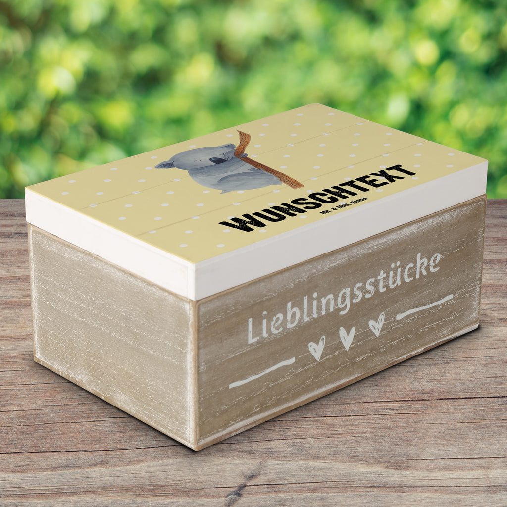 Personalisierte Holzkiste Koalabär Holzkiste mit Namen, Kiste mit Namen, Schatzkiste mit Namen, Truhe mit Namen, Schatulle mit Namen, Erinnerungsbox mit Namen, Erinnerungskiste, mit Namen, Dekokiste mit Namen, Aufbewahrungsbox mit Namen, Holzkiste Personalisiert, Kiste Personalisiert, Schatzkiste Personalisiert, Truhe Personalisiert, Schatulle Personalisiert, Erinnerungsbox Personalisiert, Erinnerungskiste Personalisiert, Dekokiste Personalisiert, Aufbewahrungsbox Personalisiert, Geschenkbox personalisiert, GEschenkdose personalisiert, Tiermotive, Gute Laune, lustige Sprüche, Tiere, Koala, träumen, Traum, schlafen, Schlafzimmer, Traumland, Bär, Koalabär