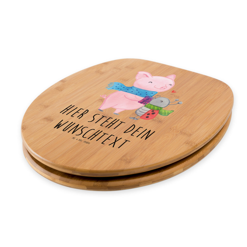 Personalisierter WC Sitz Motiv Glühschwein Smörle Personalisierte Klobrille, Personalisierter Klodeckel, Personalisierter Toilettendeckel, Personalisierter WC-Sitz, Toilettendeckel mit Namen, WC Sitz mit Namen, Winter, Weihnachten, Weihnachtsdeko, Nikolaus, Advent, Heiligabend, Wintermotiv, Handgezeichnetes Glühschwein, Kreatives Glühschwein Design, Winterlicher Glühwein Spruch, Glühwein Liebhaber Geschenk, Herzliches Marienkäfer Motiv, Marienkäfer in Winterkleidung, Glühwein ist köstlich Spruch, Smörle der stolze Marienkäfer, Süßer Marienkäfer gibt Geschenk, Romantische Geschenkidee Glühwein