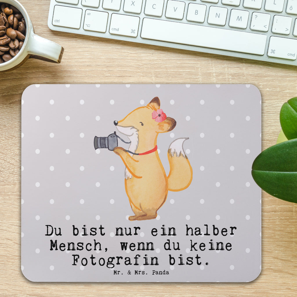 Mauspad Fotografin mit Herz Mousepad, Computer zubehör, Büroausstattung, PC Zubehör, Arbeitszimmer, Mauspad, Einzigartiges Mauspad, Designer Mauspad, Mausunterlage, Mauspad Büro, Beruf, Ausbildung, Jubiläum, Abschied, Rente, Kollege, Kollegin, Geschenk, Schenken, Arbeitskollege, Mitarbeiter, Firma, Danke, Dankeschön, Fotografin, Fotoreporterin, Hobbyfotografin, Hochzeitsfotografin, Fotografie, Profi Fotografin