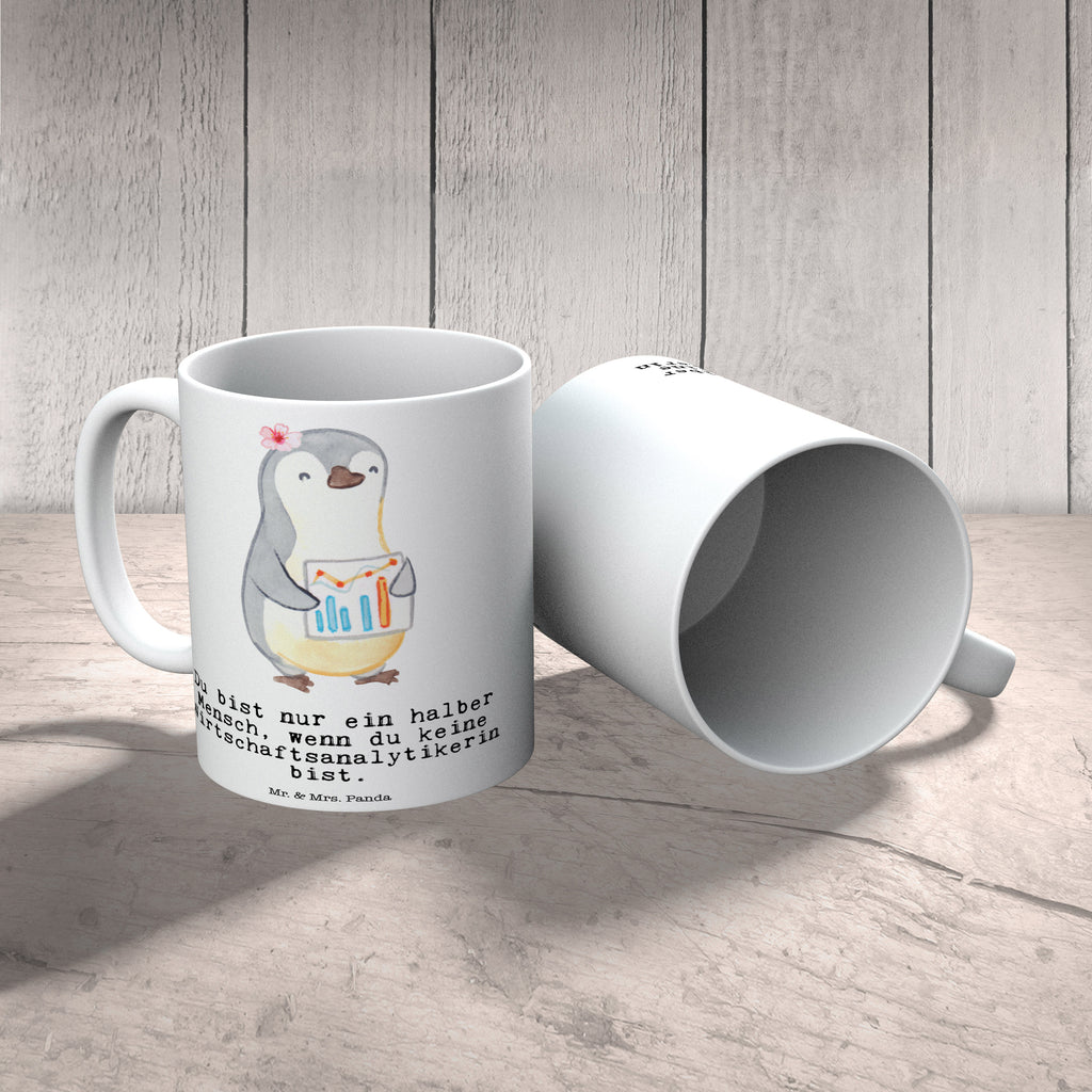 Tasse Wirtschaftsanalytikerin mit Herz Tasse, Kaffeetasse, Teetasse, Becher, Kaffeebecher, Teebecher, Keramiktasse, Porzellantasse, Büro Tasse, Geschenk Tasse, Tasse Sprüche, Tasse Motive, Kaffeetassen, Tasse bedrucken, Designer Tasse, Cappuccino Tassen, Schöne Teetassen, Beruf, Ausbildung, Jubiläum, Abschied, Rente, Kollege, Kollegin, Geschenk, Schenken, Arbeitskollege, Mitarbeiter, Firma, Danke, Dankeschön