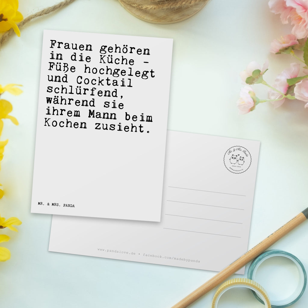 Postkarte Sprüche und Zitate Frauen gehören in die Küche - Füße hochgelegt und Cocktail schlürfend, während sie ihrem Mann beim Kochen zusieht. Postkarte, Karte, Geschenkkarte, Grußkarte, Einladung, Ansichtskarte, Geburtstagskarte, Einladungskarte, Dankeskarte, Ansichtskarten, Einladung Geburtstag, Einladungskarten Geburtstag, Spruch, Sprüche, lustige Sprüche, Weisheiten, Zitate, Spruch Geschenke, Spruch Sprüche Weisheiten Zitate Lustig Weisheit Worte