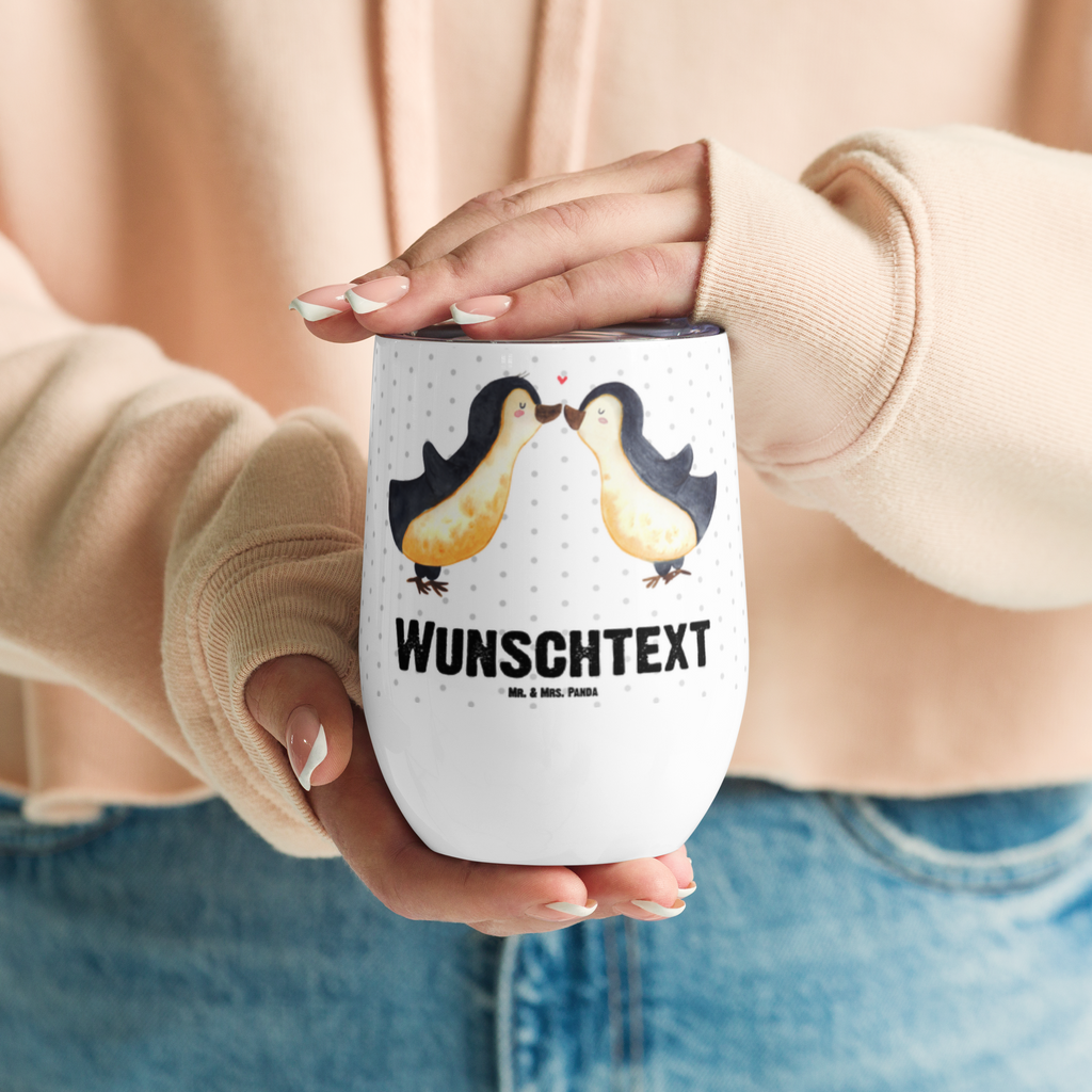 Personalisierter Weinbecher Pinguine Kuss Personalisierter Weinbecher, Personalisierter Glühwein Becher, Heißgetränke, Personalisierter Trinkbecher, Personalisierter Weinkelch, Personalisiertes Weingläser, hochwertiger Weinbecher, Weinbecher Reisen, Weinbecher unterwegs, Personalisertes Sommerglas, mit Namen, Wunschtext, Personalisierung, selbst bedrucken, Personalisiertes Weinglas, Liebe, Partner, Freund, Freundin, Ehemann, Ehefrau, Heiraten, Verlobung, Heiratsantrag, Liebesgeschenk, Jahrestag, Hocheitstag, Valentinstag, Geschenk für Frauen, Hochzeitstag, Mitbringsel, Geschenk für Freundin, Geschenk für Partner, Liebesbeweis, für Männer, für Ehemann