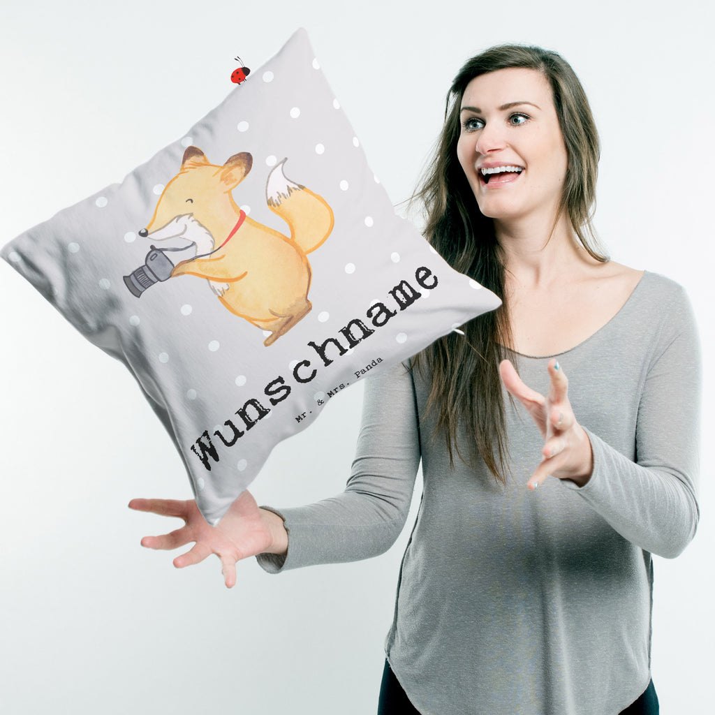 Personalisiertes Kissen Fotograf mit Herz Kissen, personalisiert, Name, Wunschname, bedrucken, Kopfkissen, Beruf, Ausbildung, Jubiläum, Abschied, Rente, Kollege, Kollegin, Geschenk, Schenken, Arbeitskollege, Mitarbeiter, Firma, Danke, Dankeschön, Fotograf, Fotoreporter, Hobbyfotograf, Hochzeitsfotograf, Fotografie, Profi Fotograf