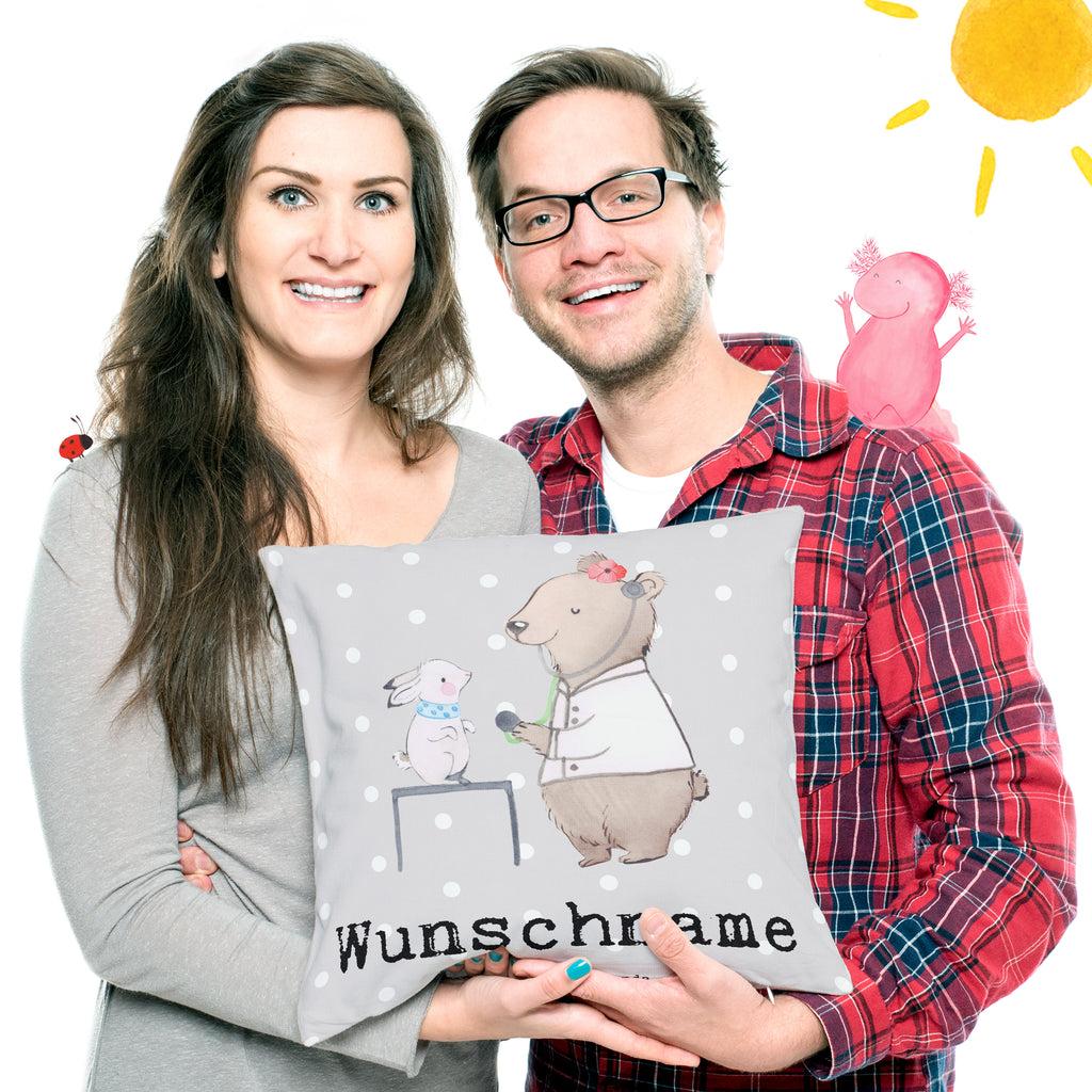 Personalisiertes Kissen Tierärztin mit Herz Kissen, personalisiert, Name, Wunschname, bedrucken, Kopfkissen, Beruf, Ausbildung, Jubiläum, Abschied, Rente, Kollege, Kollegin, Geschenk, Schenken, Arbeitskollege, Mitarbeiter, Firma, Danke, Dankeschön