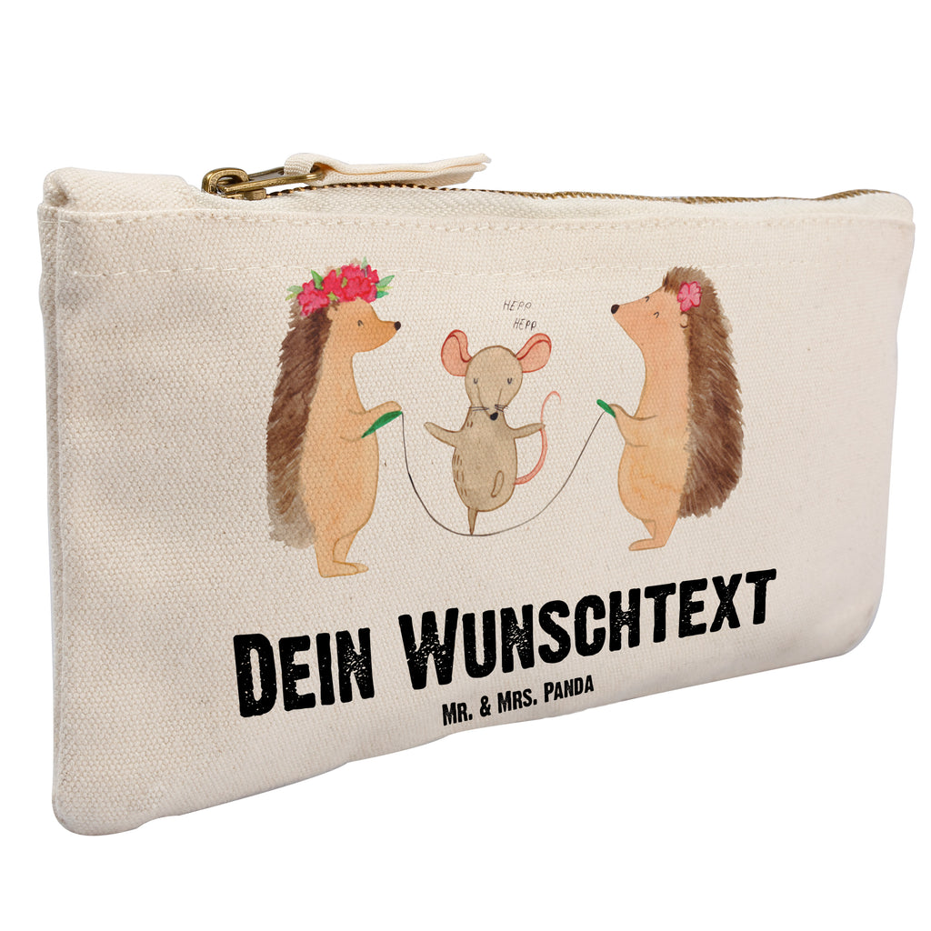 Personalisierte Schminktasche Igel Seilhüpfen Personalisierte Schminktasche, Personalisierte Kosmetiktasche, Personalisierter Kosmetikbeutel, Personalisiertes Stiftemäppchen, Personalisiertes Etui, Personalisierte Federmappe, Personalisierte Makeup Bag, Personalisiertes Schminketui, Personalisiertes Kosmetiketui, Personalisiertes Schlamperetui, Schminktasche mit Namen, Kosmetiktasche mit Namen, Kosmetikbeutel mit Namen, Stiftemäppchen mit Namen, Etui mit Namen, Federmappe mit Namen, Makeup Bg mit Namen, Schminketui mit Namen, Kosmetiketui mit Namen, Schlamperetui mit Namen, Schminktasche personalisieren, Schminktasche bedrucken, Schminktasche selbst gestalten, Tiermotive, Gute Laune, lustige Sprüche, Tiere, Igel, Maus, Seilspringen, Seilhüpfen, Kinder, Kindergarten