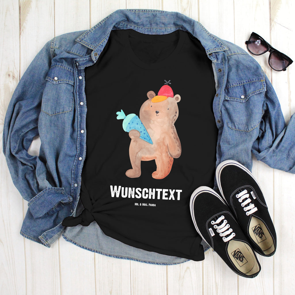 Personalisiertes T-Shirt Bär Schultüte T-Shirt Personalisiert, T-Shirt mit Namen, T-Shirt mit Aufruck, Männer, Frauen, Wunschtext, Bedrucken, Bär, Teddy, Teddybär, Bär Motiv, Schultüte, Erster Schultag Geschenk, Einschulung Geschenk, Schule Geschenk, Grundschule, Schulanfang, Schulbeginn