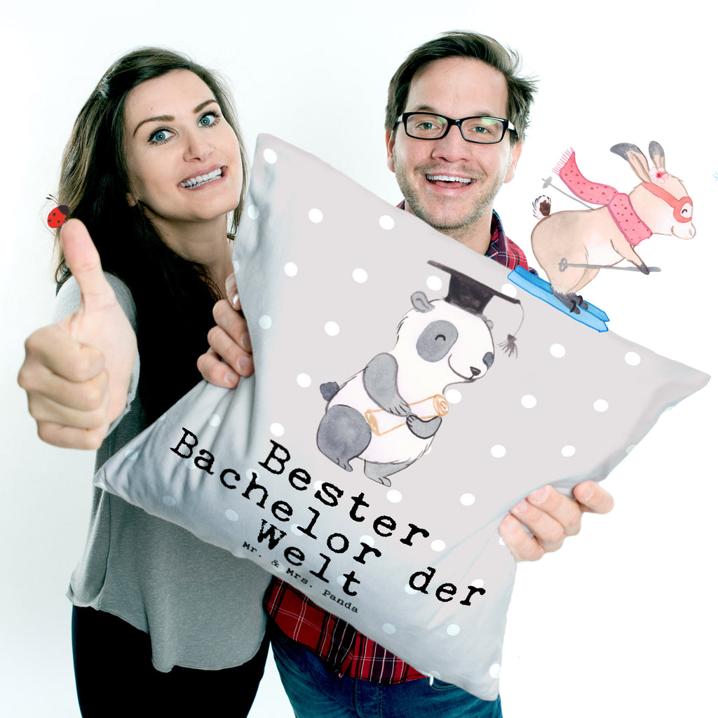 40x40 Kissen Panda Bester Bachelor der Welt Kissenhülle, Kopfkissen, Sofakissen, Dekokissen, Motivkissen, sofakissen, sitzkissen, Kissen, Kissenbezüge, Kissenbezug 40x40, Kissen 40x40, Kissenhülle 40x40, Zierkissen, Couchkissen, Dekokissen Sofa, Sofakissen 40x40, Dekokissen 40x40, Kopfkissen 40x40, Kissen 40x40 Waschbar, für, Dankeschön, Geschenk, Schenken, Geburtstag, Geburtstagsgeschenk, Geschenkidee, Danke, Bedanken, Mitbringsel, Freude machen, Geschenktipp, Bachelor, Student, Studium, Sohn, Spaß, Musterschüler, lustig, Studienabschluss, witzig, Universität, Abschluss, Alumni, Uni, Studenten, Hochschule