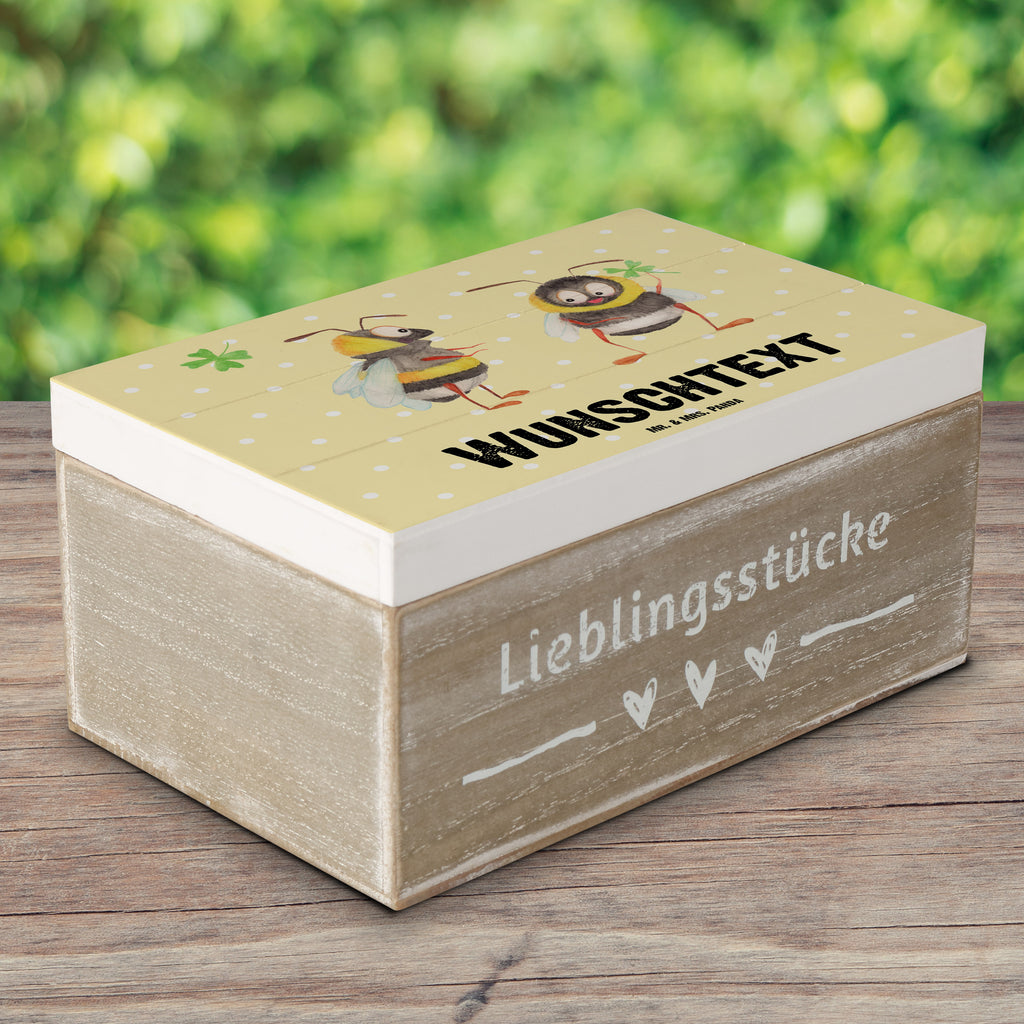 Personalisierte Holzkiste Hummeln Kleeblatt Holzkiste mit Namen, Kiste mit Namen, Schatzkiste mit Namen, Truhe mit Namen, Schatulle mit Namen, Erinnerungsbox mit Namen, Erinnerungskiste, mit Namen, Dekokiste mit Namen, Aufbewahrungsbox mit Namen, Holzkiste Personalisiert, Kiste Personalisiert, Schatzkiste Personalisiert, Truhe Personalisiert, Schatulle Personalisiert, Erinnerungsbox Personalisiert, Erinnerungskiste Personalisiert, Dekokiste Personalisiert, Aufbewahrungsbox Personalisiert, Geschenkbox personalisiert, GEschenkdose personalisiert, Tiermotive, Gute Laune, lustige Sprüche, Tiere, Hummel, Biene, Spruch positiv, Biene Deko, Spruch schön, glücklich sein, glücklich werden, Spruch fröhlich