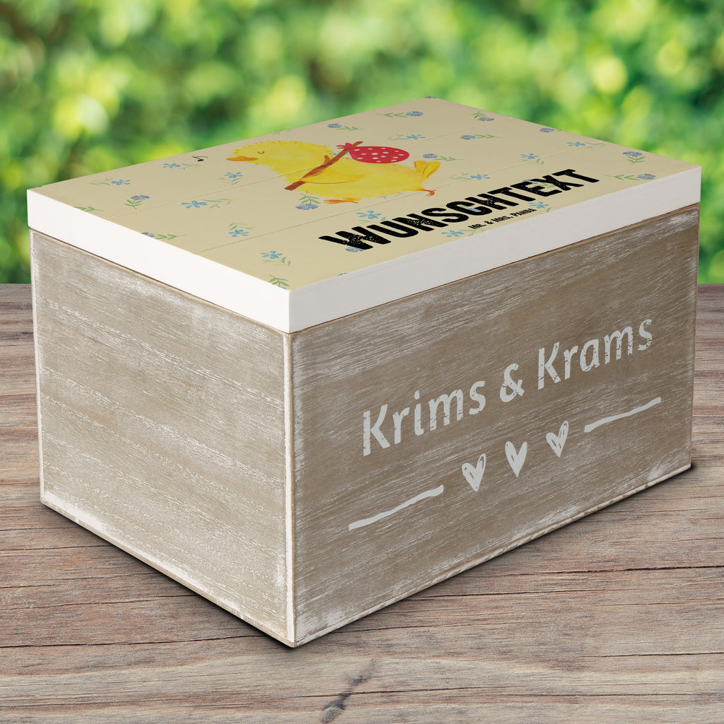 Personalisierte Holzkiste Küken Wanderer Holzkiste mit Namen, Kiste mit Namen, Schatzkiste mit Namen, Truhe mit Namen, Schatulle mit Namen, Erinnerungsbox mit Namen, Erinnerungskiste, mit Namen, Dekokiste mit Namen, Aufbewahrungsbox mit Namen, Holzkiste Personalisiert, Kiste Personalisiert, Schatzkiste Personalisiert, Truhe Personalisiert, Schatulle Personalisiert, Erinnerungsbox Personalisiert, Erinnerungskiste Personalisiert, Dekokiste Personalisiert, Aufbewahrungsbox Personalisiert, Geschenkbox personalisiert, GEschenkdose personalisiert, Ostern, Osterhase, Ostergeschenke, Osternest, Osterdeko, Geschenke zu Ostern, Ostern Geschenk, Ostergeschenke Kinder, Ostern Kinder, Küken, Osterei, Ostereier, Ei, Frühlingsgefühle, Freude, Grüße, liebe Grüße, Frohe Ostern, Ostergrüße, Flausen, Wunder, Reisen, Weltenbummler, Zeit, Zeitmanagement, Backpacker