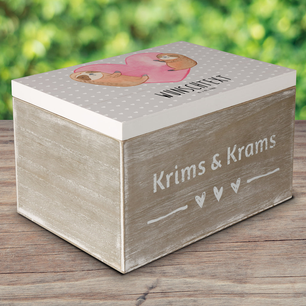 Personalisierte Holzkiste Faultiere Herz Holzkiste mit Namen, Kiste mit Namen, Schatzkiste mit Namen, Truhe mit Namen, Schatulle mit Namen, Erinnerungsbox mit Namen, Erinnerungskiste, mit Namen, Dekokiste mit Namen, Aufbewahrungsbox mit Namen, Holzkiste Personalisiert, Kiste Personalisiert, Schatzkiste Personalisiert, Truhe Personalisiert, Schatulle Personalisiert, Erinnerungsbox Personalisiert, Erinnerungskiste Personalisiert, Dekokiste Personalisiert, Aufbewahrungsbox Personalisiert, Geschenkbox personalisiert, GEschenkdose personalisiert, Liebe, Partner, Freund, Freundin, Ehemann, Ehefrau, Heiraten, Verlobung, Heiratsantrag, Liebesgeschenk, Jahrestag, Hocheitstag, Valentinstag, Geschenk für Frauen, Hochzeitstag, Mitbringsel, Geschenk für Freundin, Geschenk für Partner, Liebesbeweis, für Männer, für Ehemann