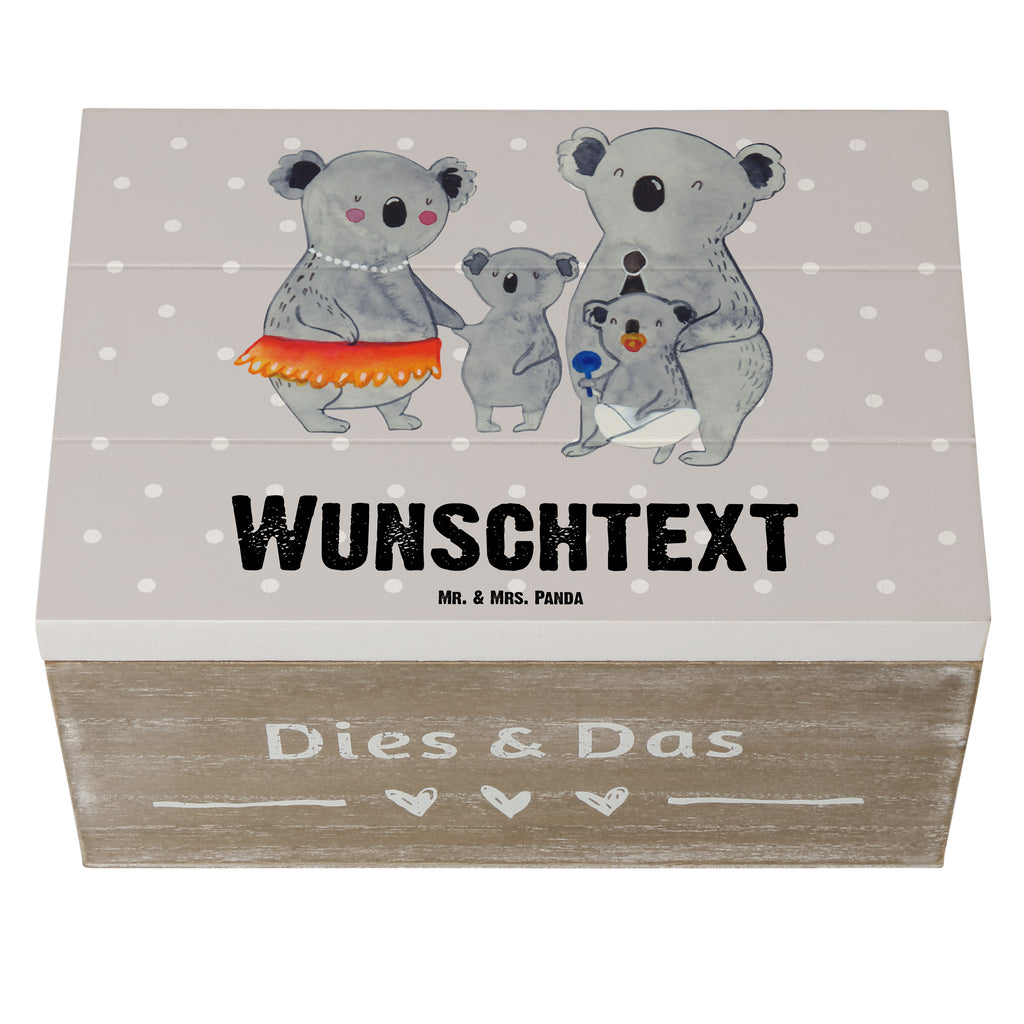 Personalisierte Holzkiste Koala Familie Holzkiste mit Namen, Kiste mit Namen, Schatzkiste mit Namen, Truhe mit Namen, Schatulle mit Namen, Erinnerungsbox mit Namen, Erinnerungskiste, mit Namen, Dekokiste mit Namen, Aufbewahrungsbox mit Namen, Holzkiste Personalisiert, Kiste Personalisiert, Schatzkiste Personalisiert, Truhe Personalisiert, Schatulle Personalisiert, Erinnerungsbox Personalisiert, Erinnerungskiste Personalisiert, Dekokiste Personalisiert, Aufbewahrungsbox Personalisiert, Geschenkbox personalisiert, GEschenkdose personalisiert, Familie, Vatertag, Muttertag, Bruder, Schwester, Mama, Papa, Oma, Opa, Koala, Koalas, Family, Kinder, Geschwister, Familienleben