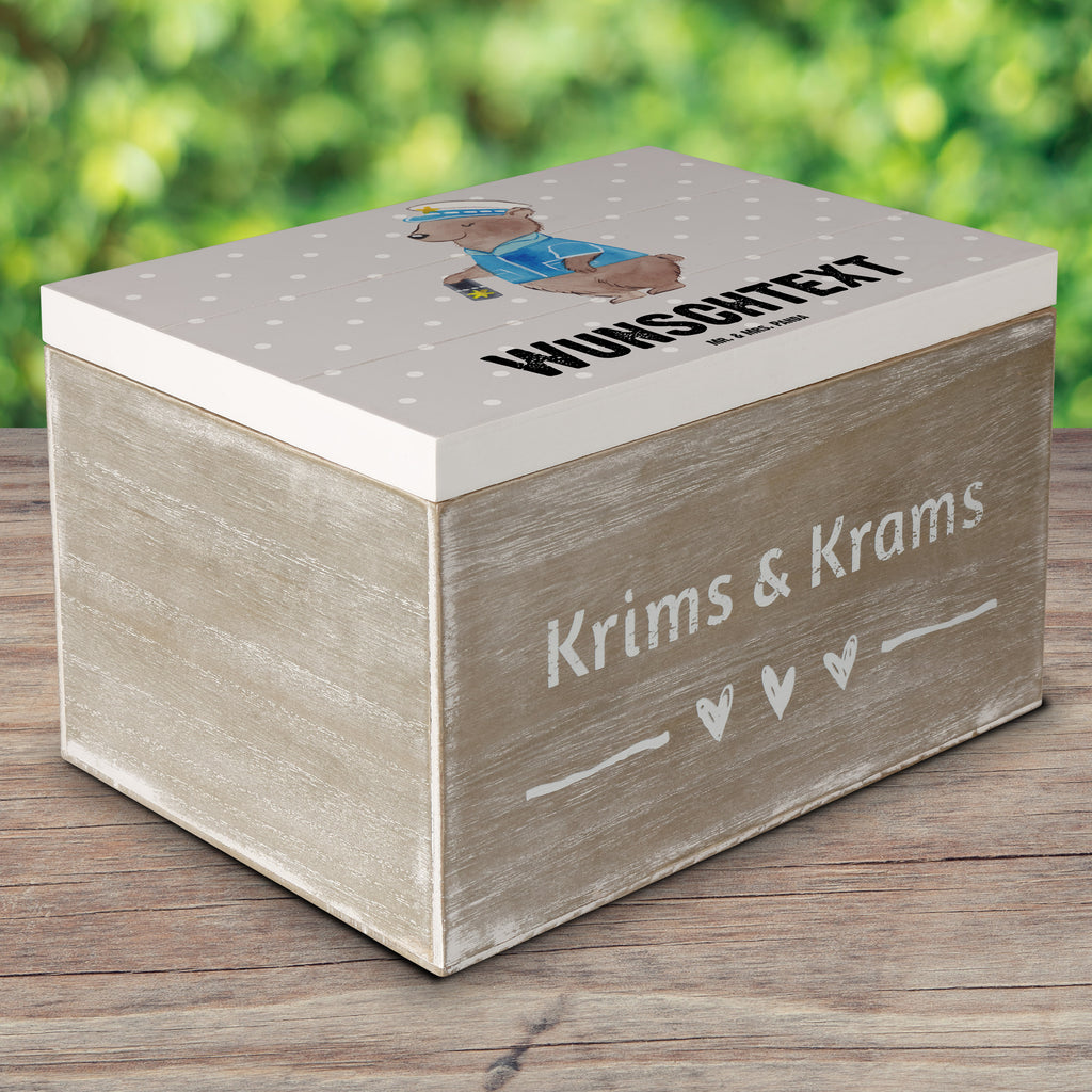 Personalisierte Holzkiste Polizistin Herz Holzkiste mit Namen, Kiste mit Namen, Schatzkiste mit Namen, Truhe mit Namen, Schatulle mit Namen, Erinnerungsbox mit Namen, Erinnerungskiste, mit Namen, Dekokiste mit Namen, Aufbewahrungsbox mit Namen, Holzkiste Personalisiert, Kiste Personalisiert, Schatzkiste Personalisiert, Truhe Personalisiert, Schatulle Personalisiert, Erinnerungsbox Personalisiert, Erinnerungskiste Personalisiert, Dekokiste Personalisiert, Aufbewahrungsbox Personalisiert, Geschenkbox personalisiert, GEschenkdose personalisiert, Beruf, Ausbildung, Jubiläum, Abschied, Rente, Kollege, Kollegin, Geschenk, Schenken, Arbeitskollege, Mitarbeiter, Firma, Danke, Dankeschön, Polizistin, Polizeibeamtin, Wachfrau, Cop, Polizei, Studium