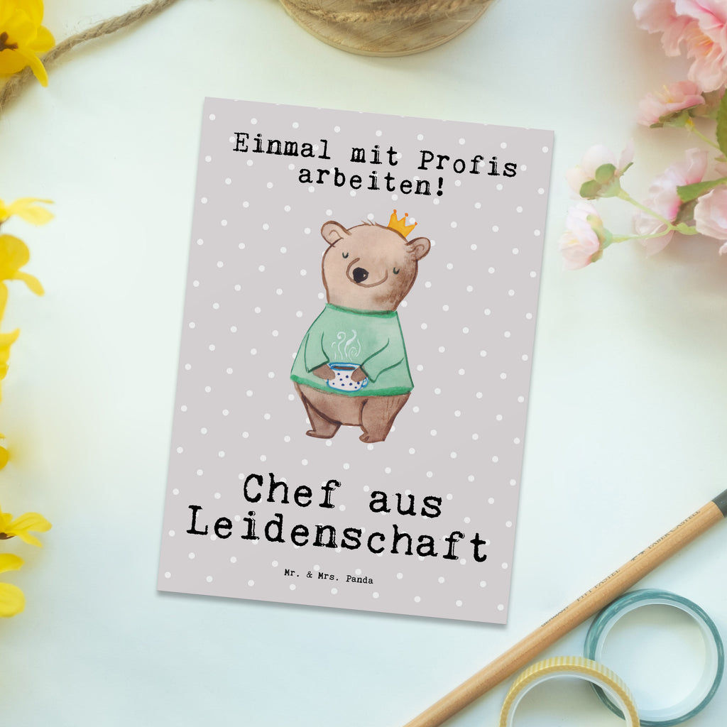 Postkarte Chef aus Leidenschaft Postkarte, Karte, Geschenkkarte, Grußkarte, Einladung, Ansichtskarte, Geburtstagskarte, Einladungskarte, Dankeskarte, Ansichtskarten, Einladung Geburtstag, Einladungskarten Geburtstag, Beruf, Ausbildung, Jubiläum, Abschied, Rente, Kollege, Kollegin, Geschenk, Schenken, Arbeitskollege, Mitarbeiter, Firma, Danke, Dankeschön, CEO, Chef, Führungskraft, Geschäftsinhaber, Firmeninhaber, Unternehmensinhaber, Direktor, Leiter