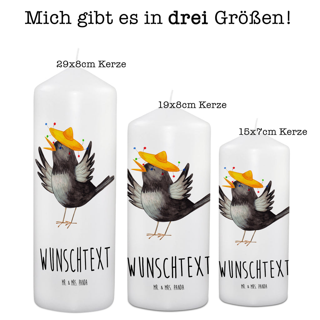 Personalisierte Kerze Rabe mit Sombrero Kerze, Taufkerze, Kommunionskerze, Geburtstagskerze, Geschenk Kerze, Taufgeschenk Kerze, Kerze mit Druck, Besondere Kerze, Geschenkidee Kerze, Kerze für Kommunion, kerze personalisiert, personalisierte kerze, personalisierte kerzen, Tiermotive, Gute Laune, lustige Sprüche, Tiere, Rabe, Vogel, Vögel, Spruch positiv, fröhlich sein, glücklich sein, Glück Spruch, froh, Elster, Motivation