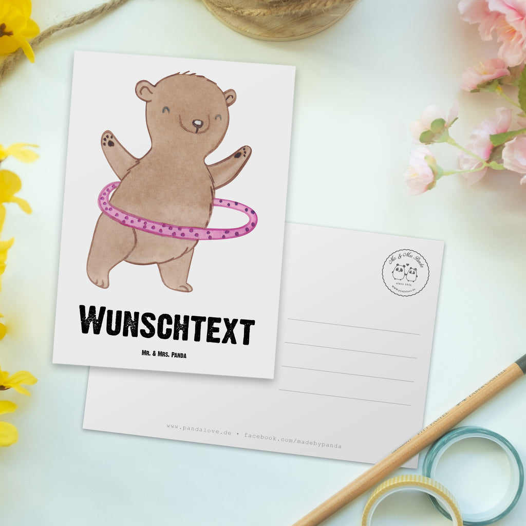 Personalisierte Postkarte Bär Hula Hoop Postkarte mit Namen, Postkarte bedrucken, Postkarte mit Wunschtext, Postkarte personalisierbar, Geschenkkarte mit Namen, Grußkarte mit Namen, Karte mit Namen, Einladung mit Namen, Ansichtskarte mit Namen, Geschenkkarte mit Wunschtext, Grußkarte mit Wunschtext, Karte mit Wunschtext, Einladung mit Wunschtext, Ansichtskarte mit Wunschtext, Geschenk, Sport, Sportart, Hobby, Schenken, Danke, Dankeschön, Auszeichnung, Gewinn, Sportler, Hula Hoop, Fitness, Training