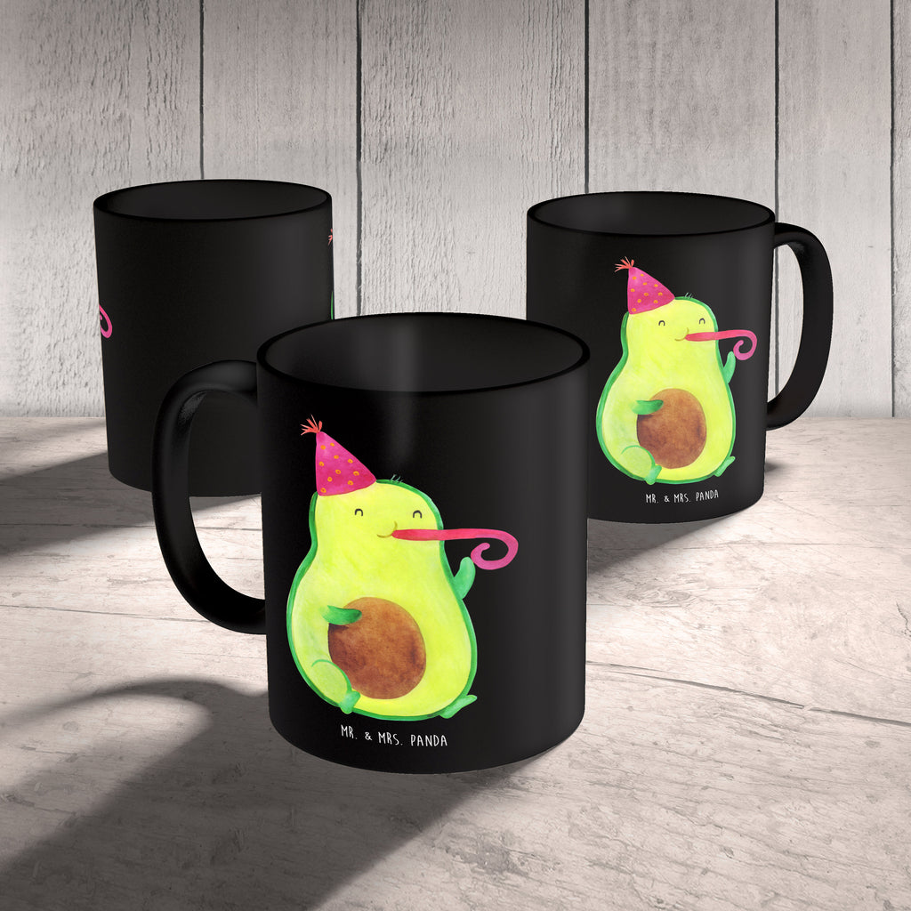 Tasse Avocado Feier Tasse, Kaffeetasse, Teetasse, Becher, Kaffeebecher, Teebecher, Keramiktasse, Porzellantasse, Büro Tasse, Geschenk Tasse, Tasse Sprüche, Tasse Motive, Kaffeetassen, Tasse bedrucken, Designer Tasse, Cappuccino Tassen, Schöne Teetassen, Avocado, Veggie, Vegan, Gesund, Party, Feierlichkeit, Feier, Fete, Geburtstag, Gute Laune, Tröte