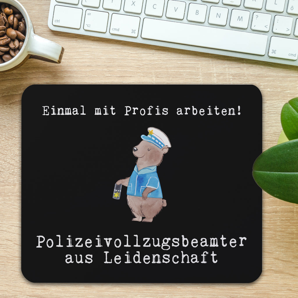 Mauspad Polizeivollzugsbeamter aus Leidenschaft Mousepad, Computer zubehör, Büroausstattung, PC Zubehör, Arbeitszimmer, Mauspad, Einzigartiges Mauspad, Designer Mauspad, Mausunterlage, Mauspad Büro, Beruf, Ausbildung, Jubiläum, Abschied, Rente, Kollege, Kollegin, Geschenk, Schenken, Arbeitskollege, Mitarbeiter, Firma, Danke, Dankeschön, Polizeivollzugsbeamter, Polizist, Polizei