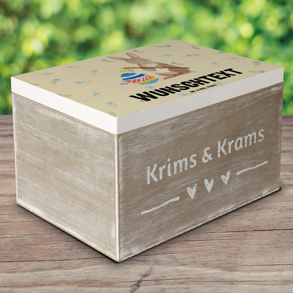 Personalisierte Holzkiste Hase Eiermalen Holzkiste mit Namen, Kiste mit Namen, Schatzkiste mit Namen, Truhe mit Namen, Schatulle mit Namen, Erinnerungsbox mit Namen, Erinnerungskiste, mit Namen, Dekokiste mit Namen, Aufbewahrungsbox mit Namen, Holzkiste Personalisiert, Kiste Personalisiert, Schatzkiste Personalisiert, Truhe Personalisiert, Schatulle Personalisiert, Erinnerungsbox Personalisiert, Erinnerungskiste Personalisiert, Dekokiste Personalisiert, Aufbewahrungsbox Personalisiert, Geschenkbox personalisiert, GEschenkdose personalisiert, Ostern, Osterhase, Ostergeschenke, Osternest, Osterdeko, Geschenke zu Ostern, Ostern Geschenk, Ostergeschenke Kinder, Ostern Kinder, Frohe Ostern, Ostergrüße, Osterblume, Osterei, bemalte Ostereier, Hase, Kaninchen, Eiermalen